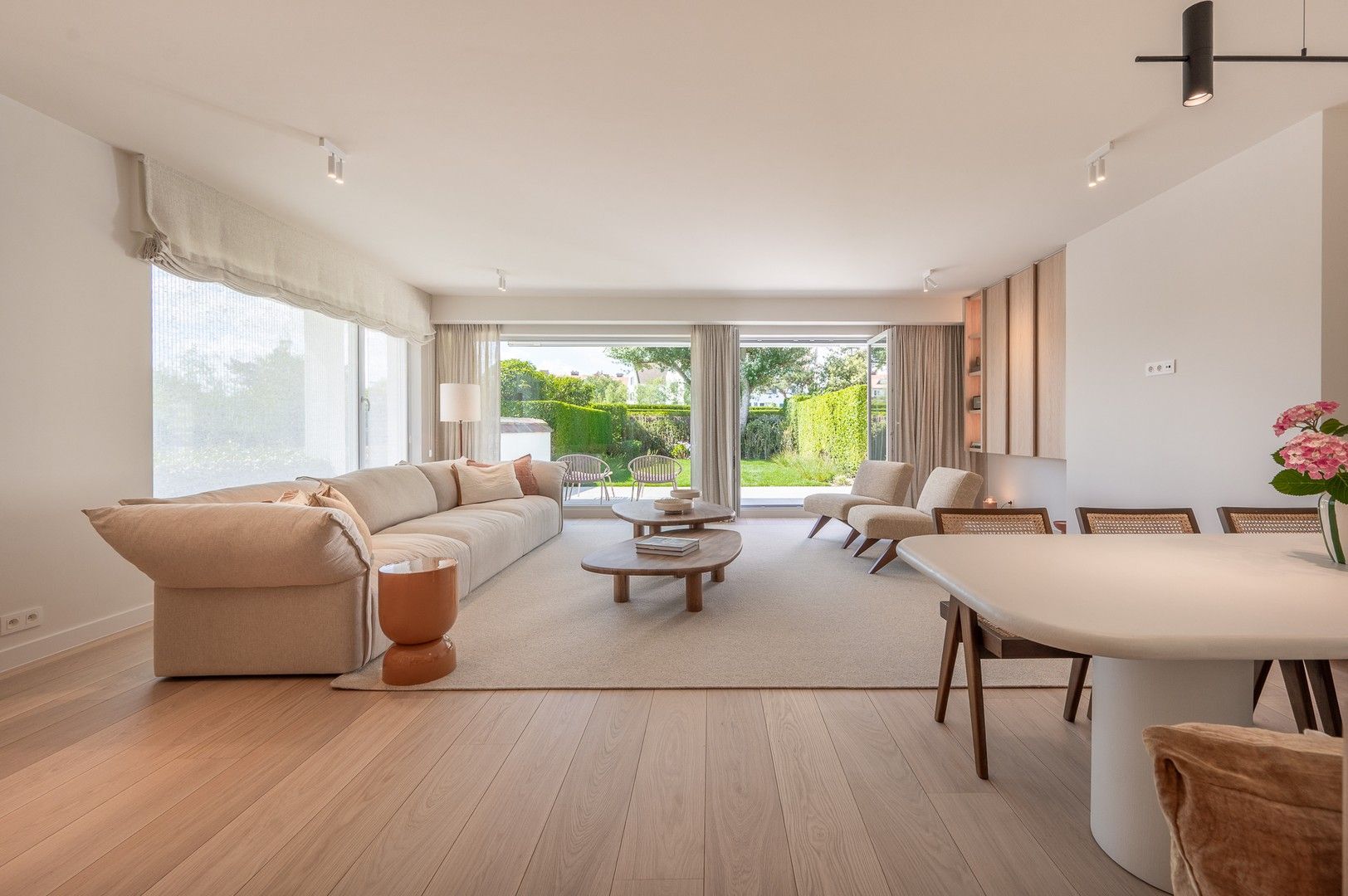 Prachtig tuinappartement met zuid gerichte tuin gelegen in het Zoute, op wandelafstand van de zee. foto {{pictureIndex}}