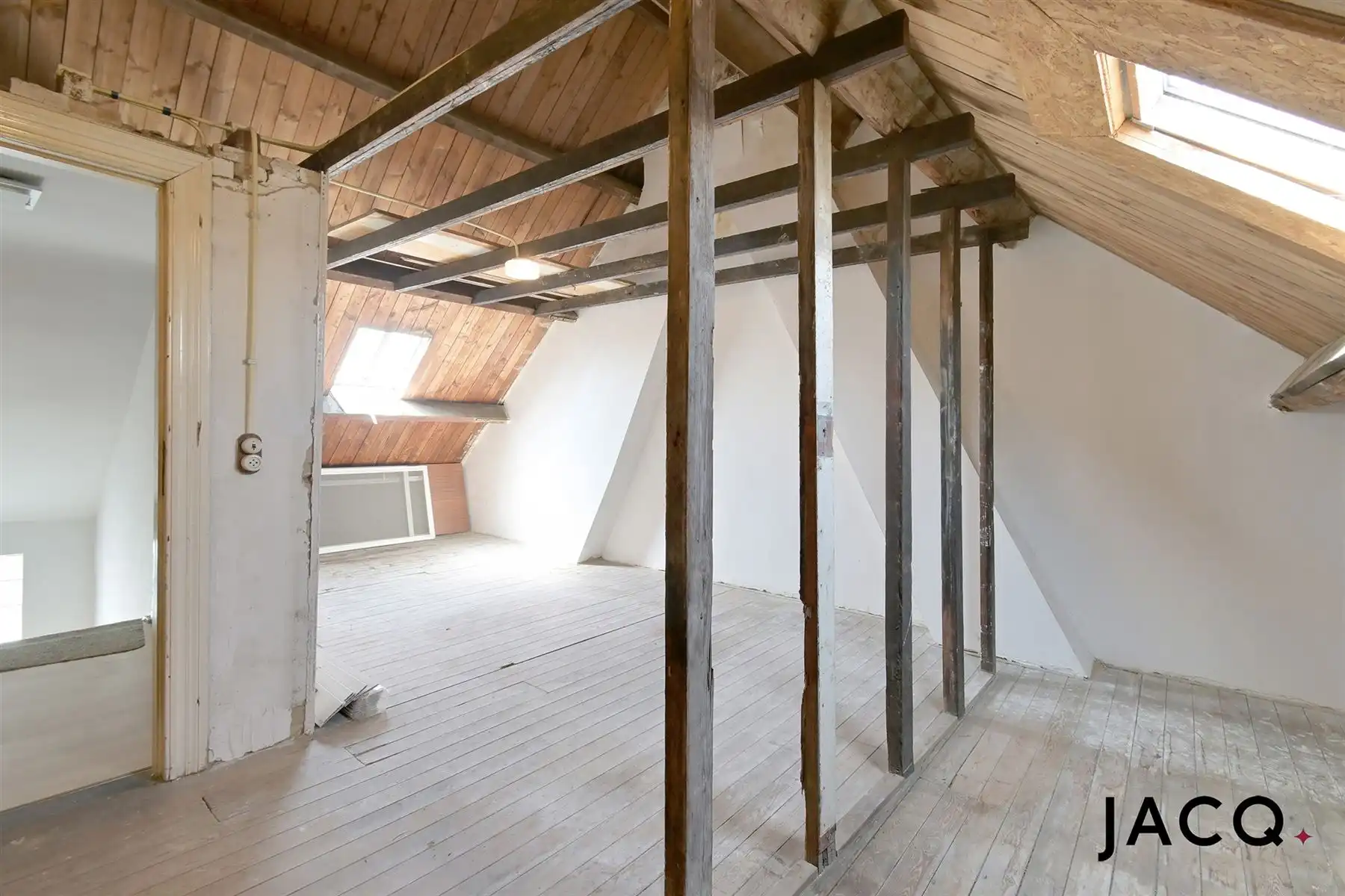 Te renoveren woning met 4 slpk's, terras (25m²) en garage! foto 16
