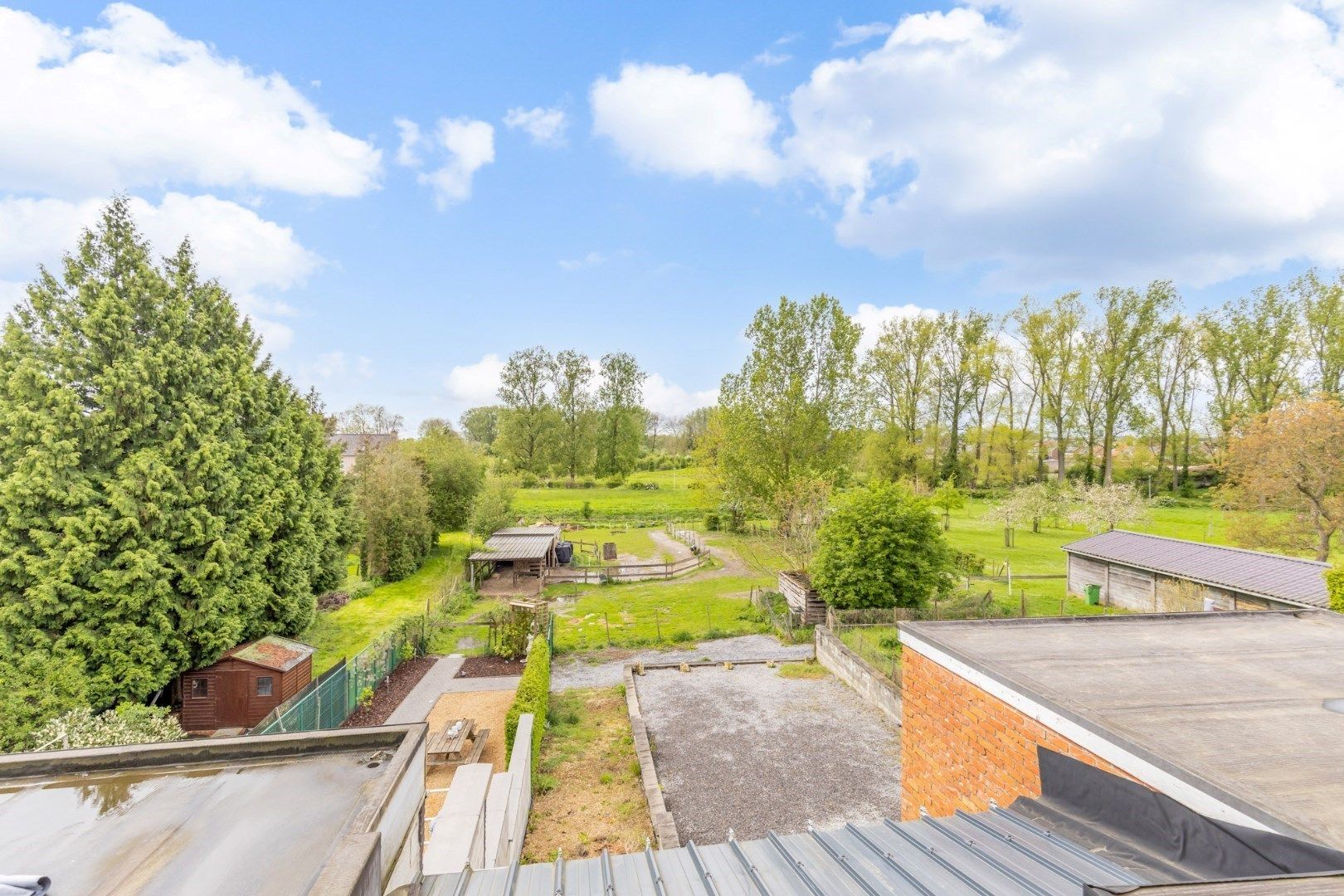 Ruime woning met 4 slaapkamers, garage en diepe tuin met inrit foto 17
