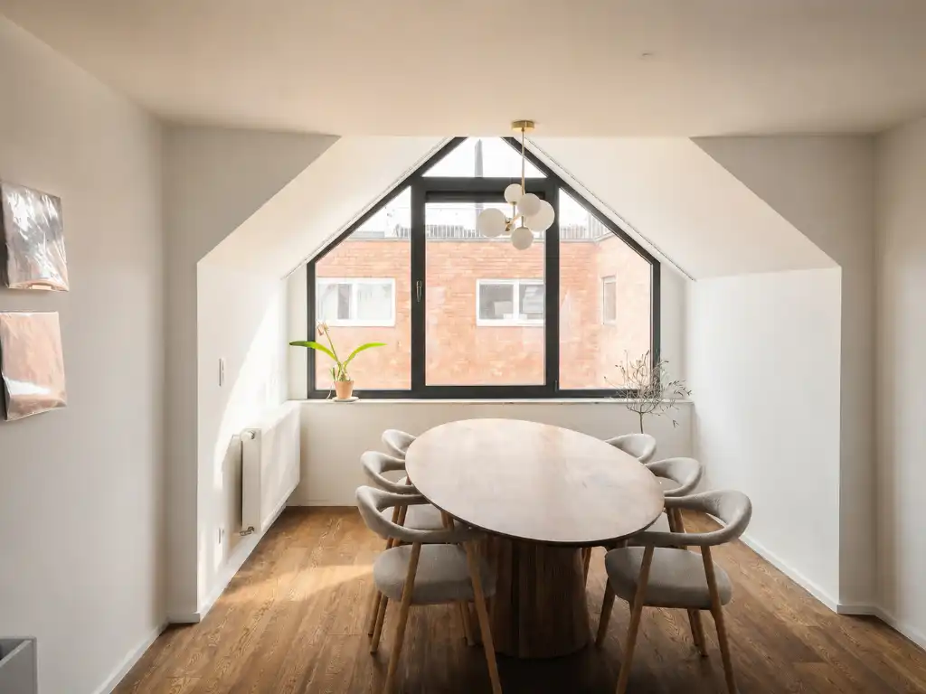 Stijlvol duplex appartement met 2 slaapkamers en terras, centraal gelegen in het bruisende centrum nabij alle belangrijkste straten en pleinen van Gent. foto 6