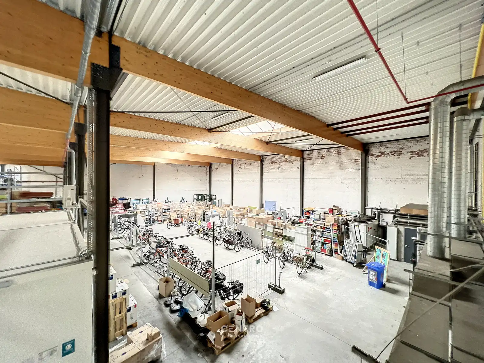 Opslagplaats  ( ± 2.700m²) met 4 sectionale poorten en VH van 7m te ROESELARE ! foto 7