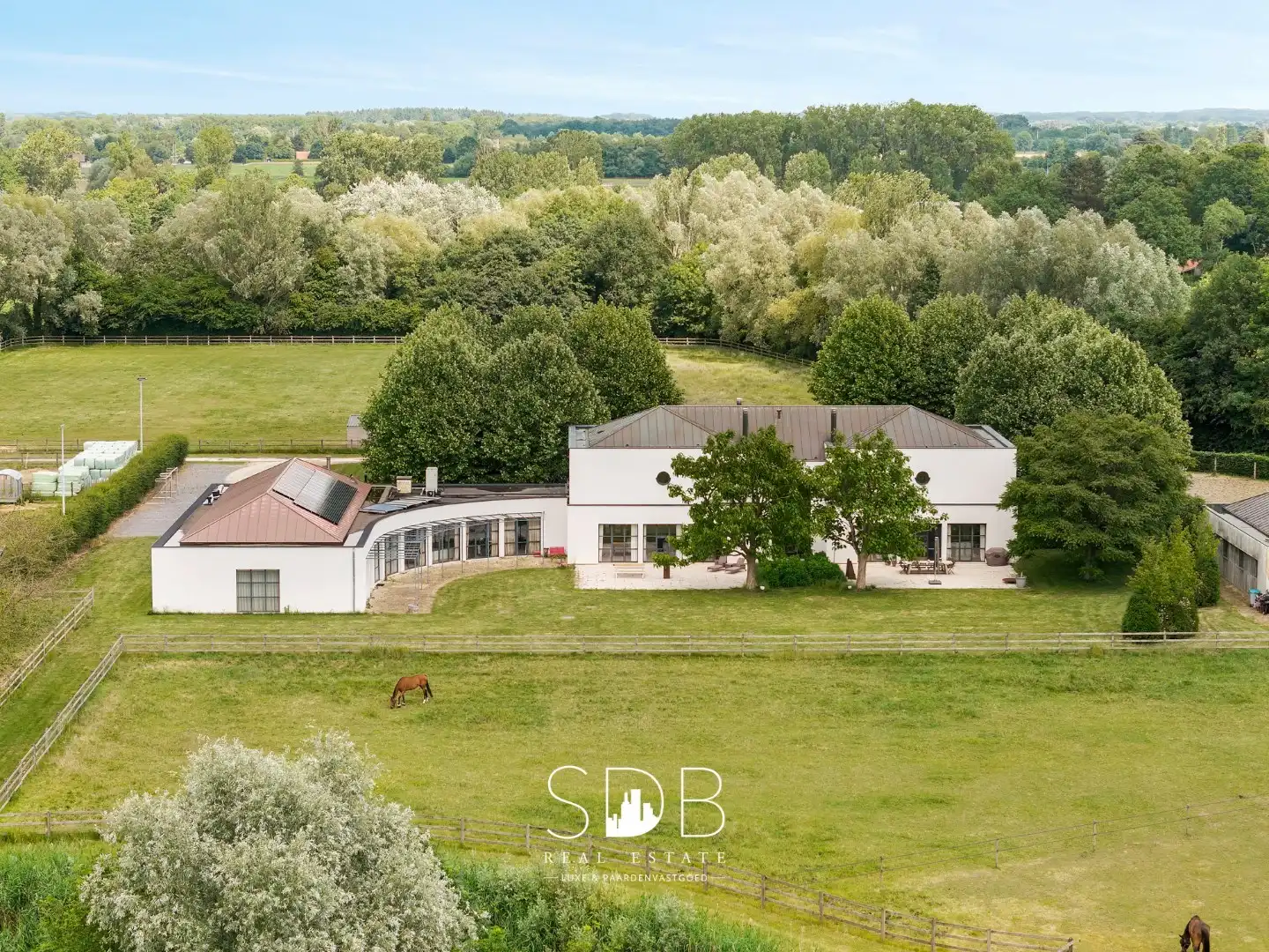 Prachtige villa met hippische accommodatie en graslanden op +/- 9 ha foto 3
