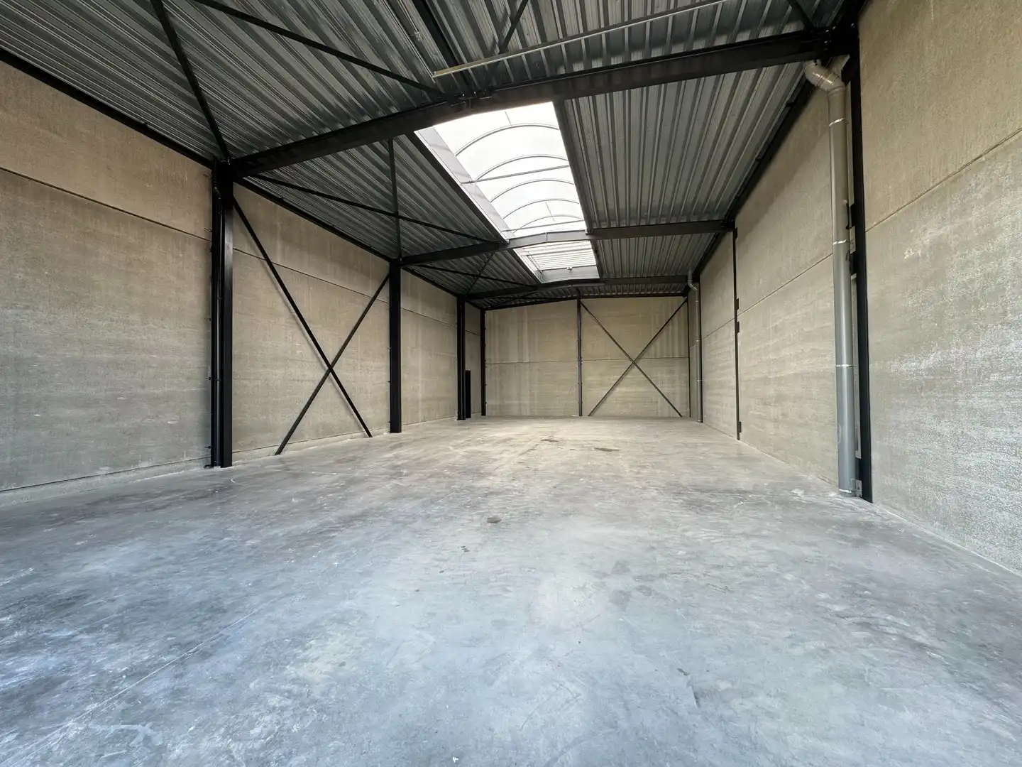 KMO unit met autostaanplaats in de nabijheid van de Rijksweg. foto 2