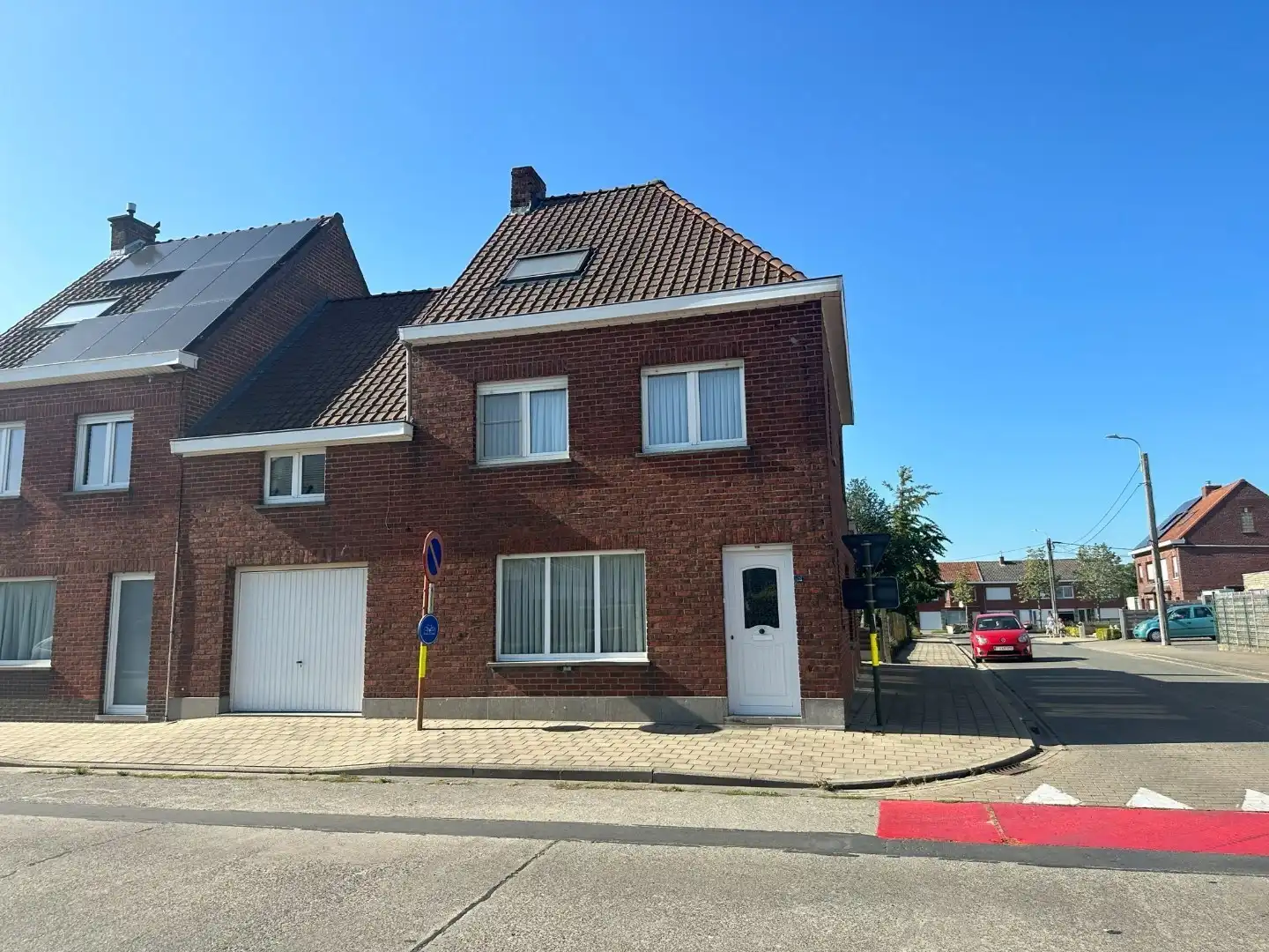 Verrassend ruime gezinswoning met garage, tuin en bijgebouw foto {{pictureIndex}}