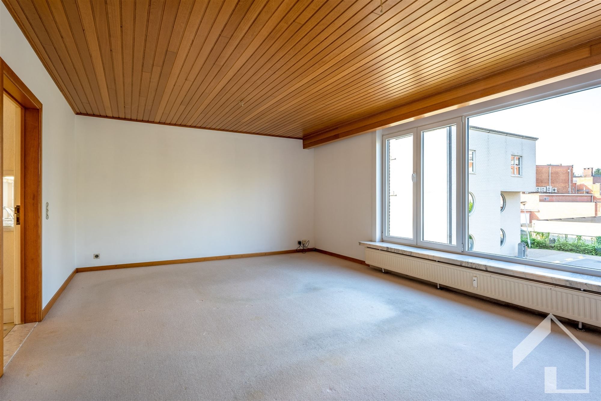 Ruim op te frissen 3-slaapkamerappartement met garage  foto 3