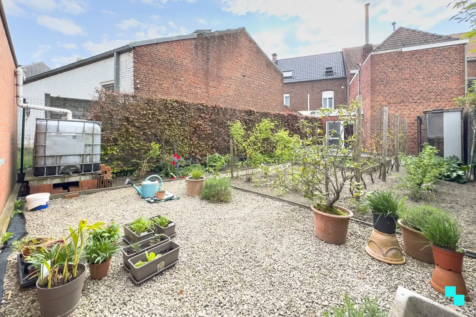 Handelswoning met garage en tuin foto 28