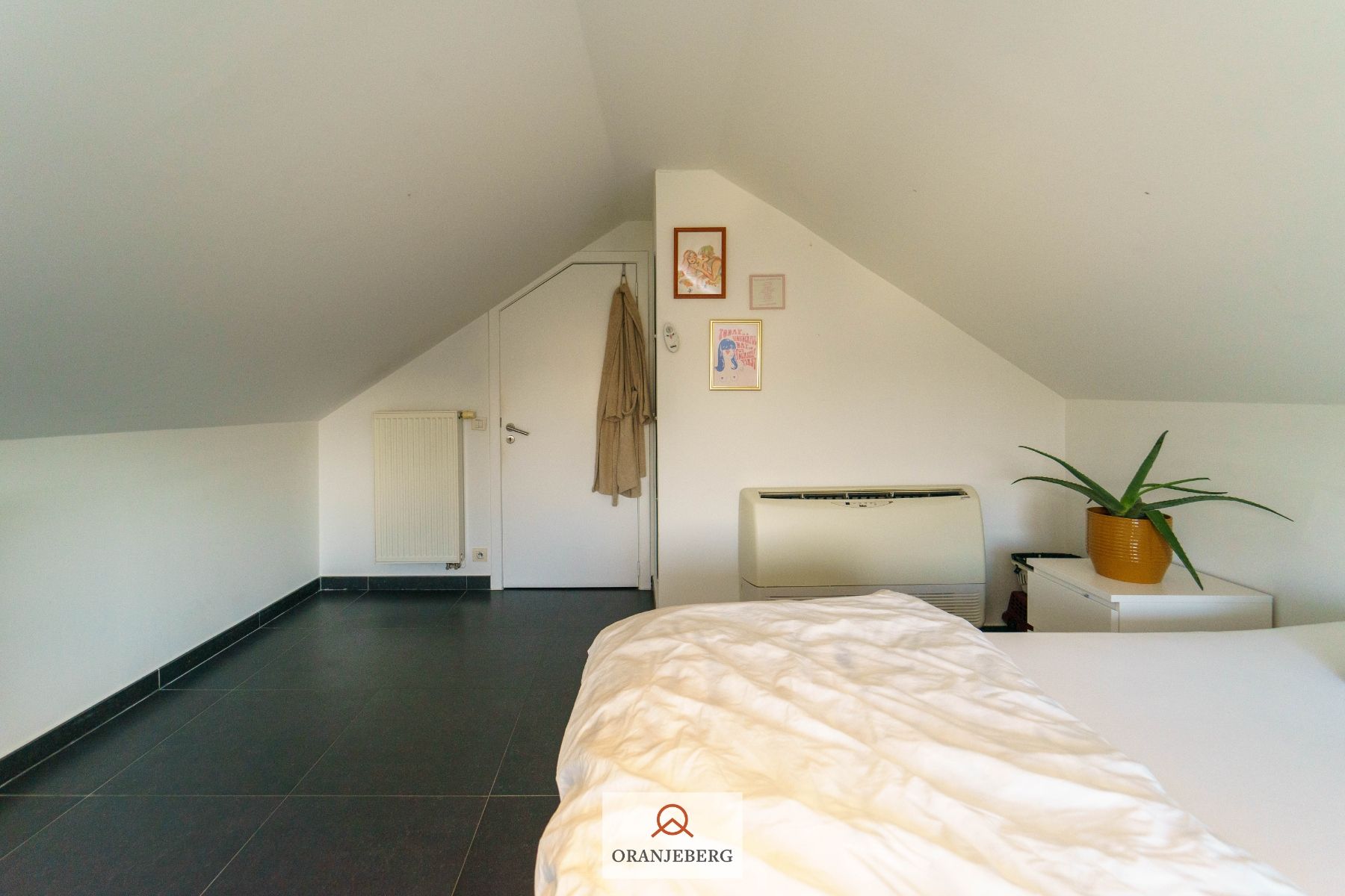 Centraal gelegen 2 slaapkamer-appartement met zicht op de Coupure! foto 22
