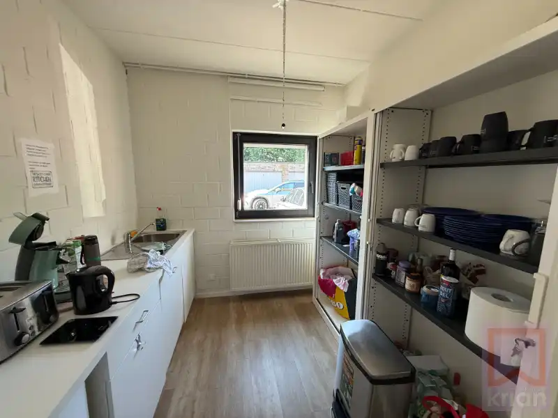 TOPLOCATIE: verhuurd handelspand van 258 m² met atelier en garage! foto 10