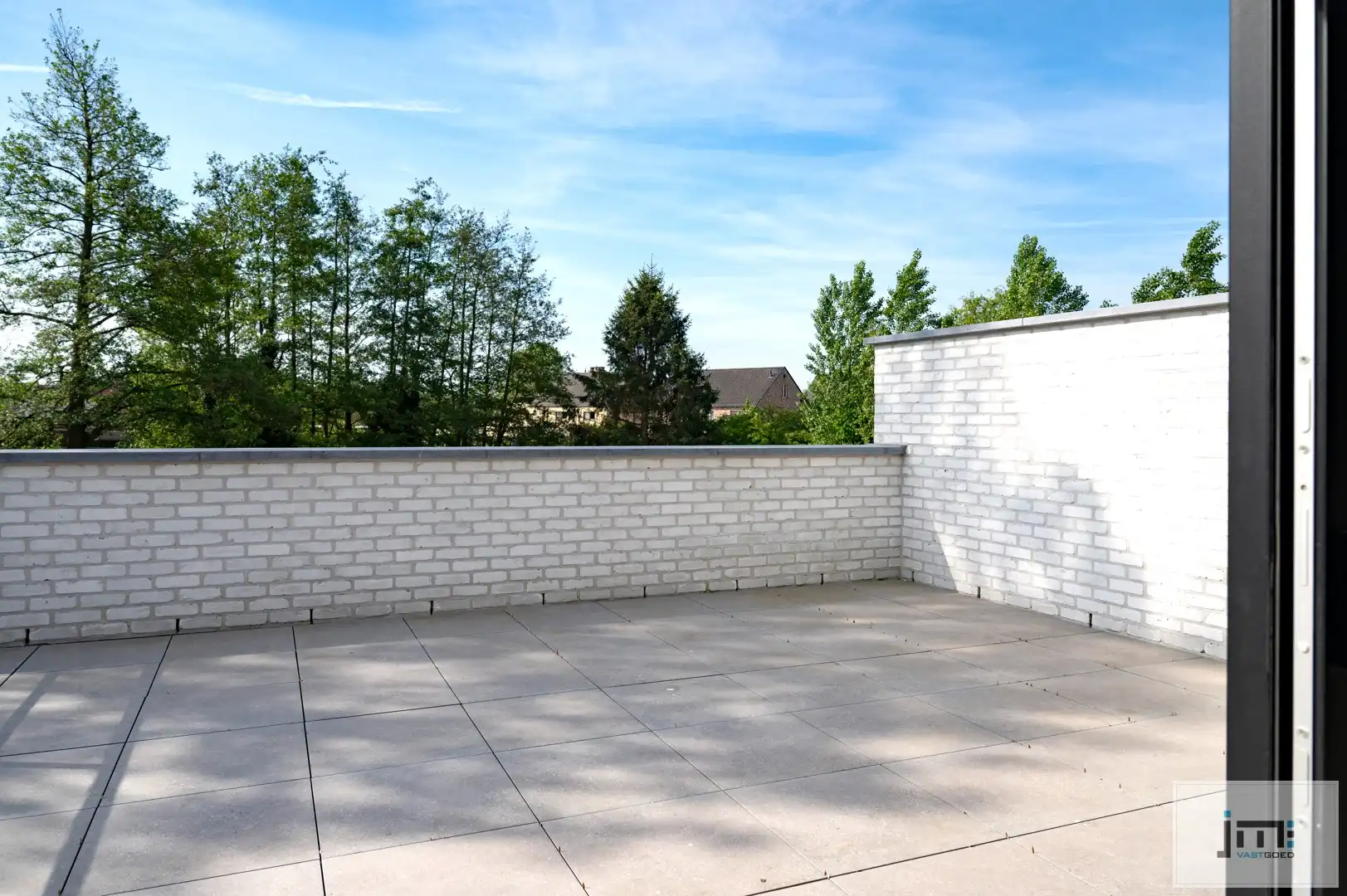 Prachtig appartement met 3 slaapkamers, carport en tuinberging foto 3