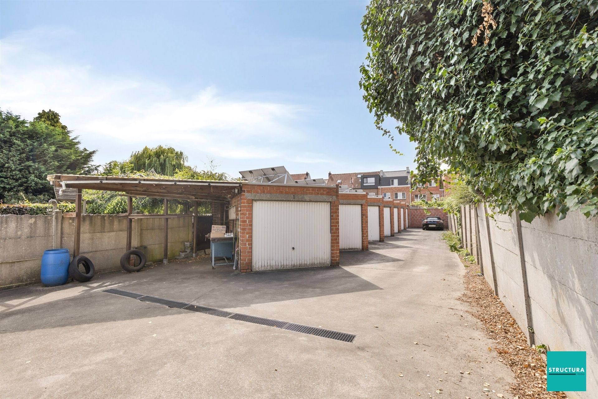 Opbrengsteigendom met 2 appartementen en 7 garageboxen foto 2