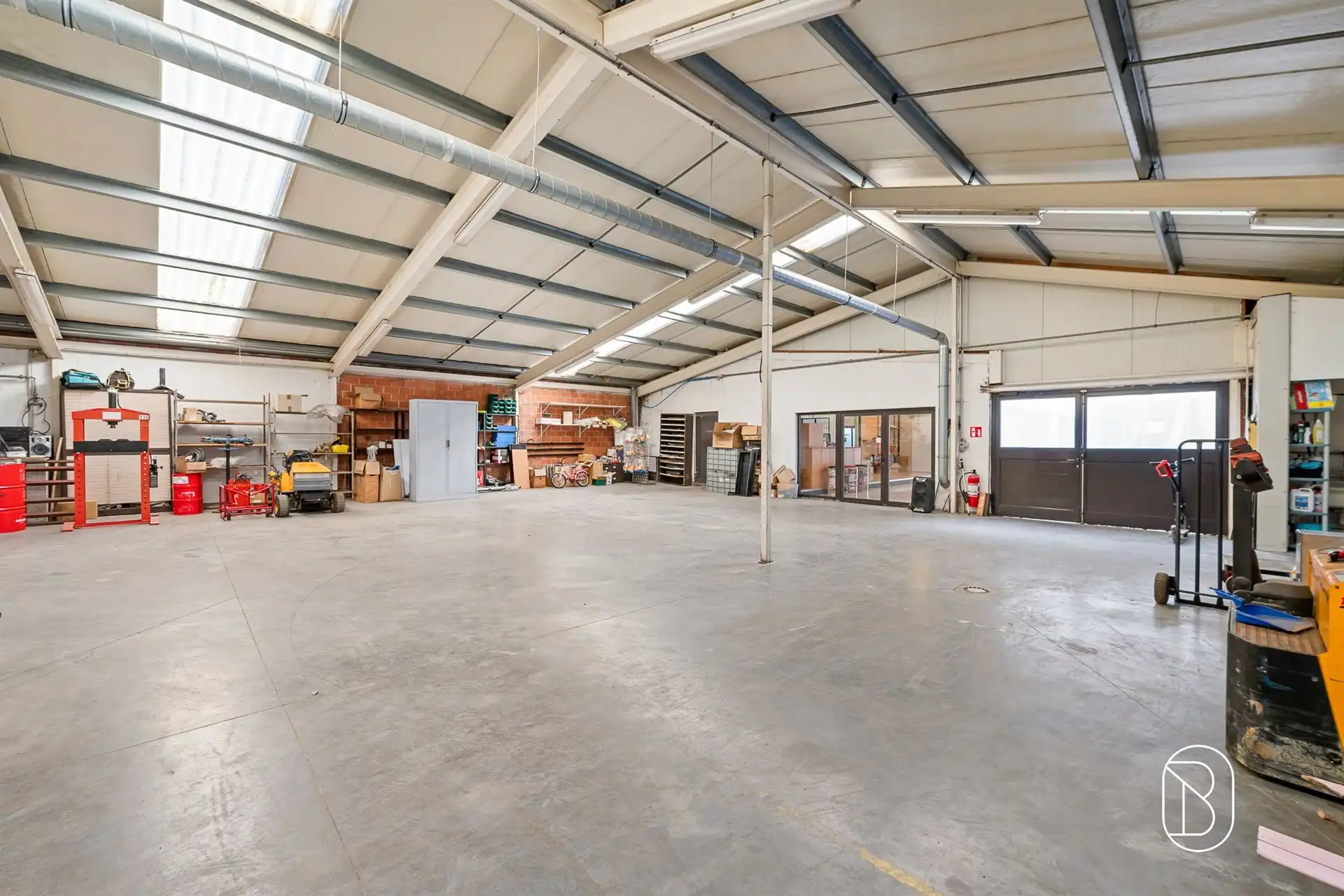 Commercieel gelegen winkel, woonst, magazijn en bouwgrond foto 3