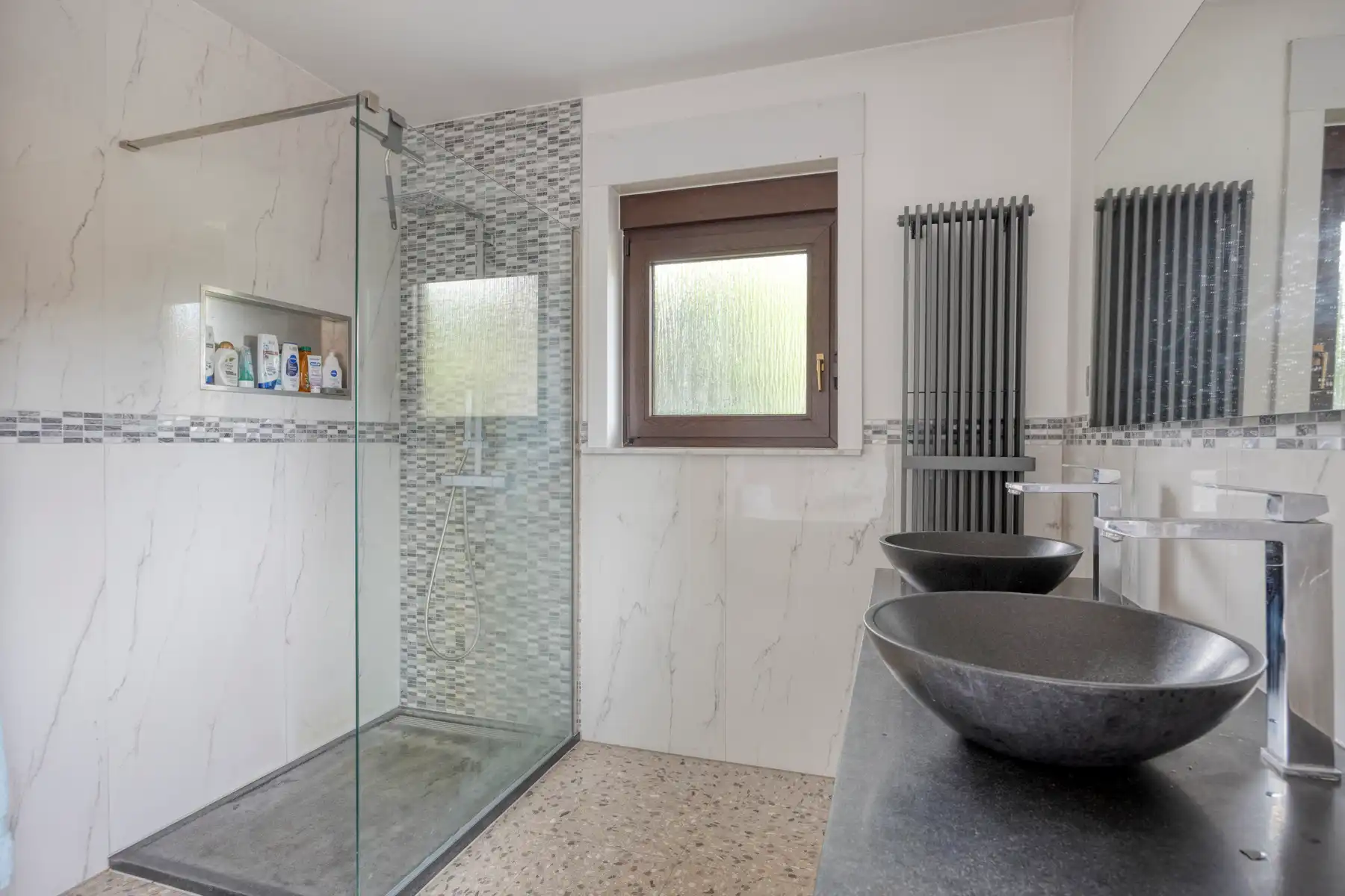 Goed gelegen villa met 6 slaapkamers en grote tuin foto 14