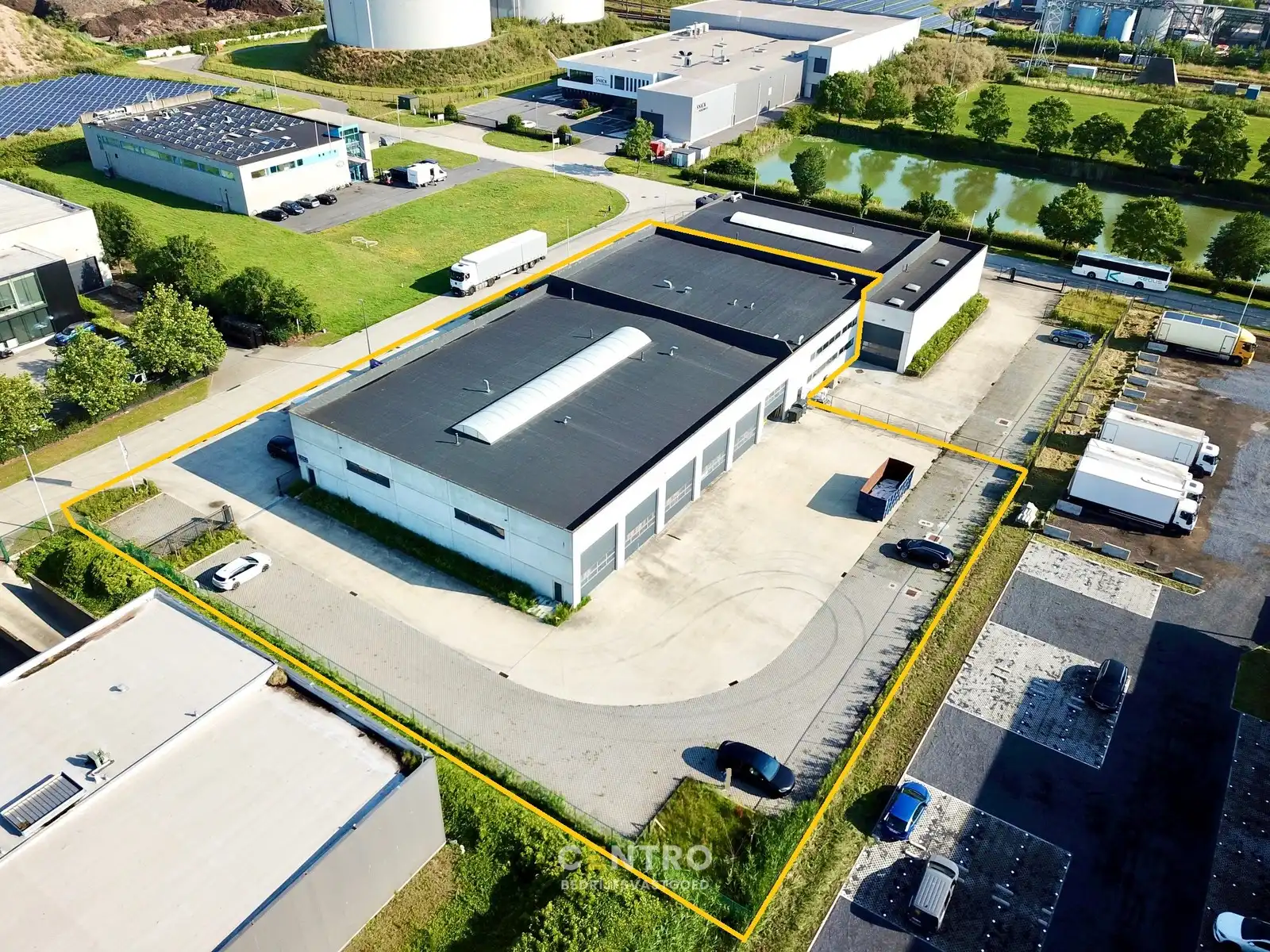 Goed geïsoleerd en verwarmd BEDRIJFSGEBOUW, bestaande uit MAGAZIJNEN (1.080m²) met KANTOREN en randaccomodatie (999m²) en 40-tal private parkeerplaatsen op het terrein. Vlak aan de afrit Zandvoorde (Oostende). foto 2