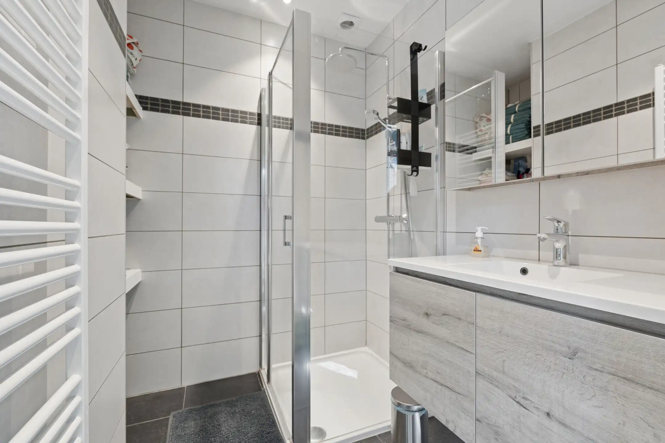 Ruime, deels gerenoveerde 3-gevelwoning met 3 slks en tuin foto 15