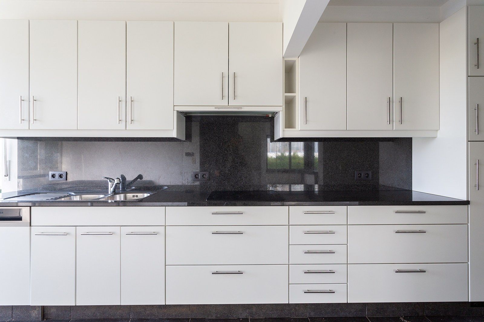 Villa met grote tuin, magazijn én weiland foto 37