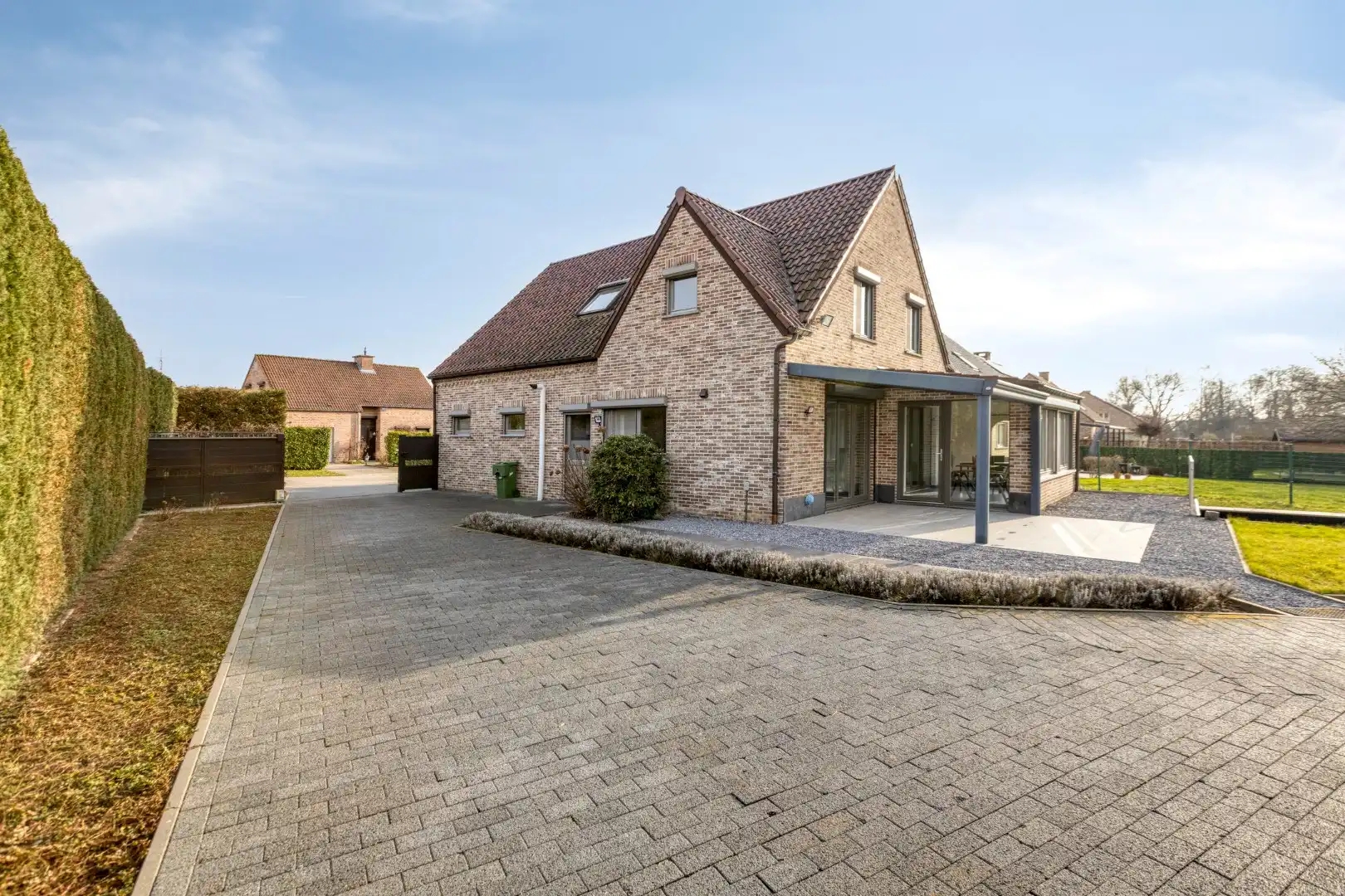 Instapklare villa met 3 slaapkamers, grote bureelkamer en garages foto 15