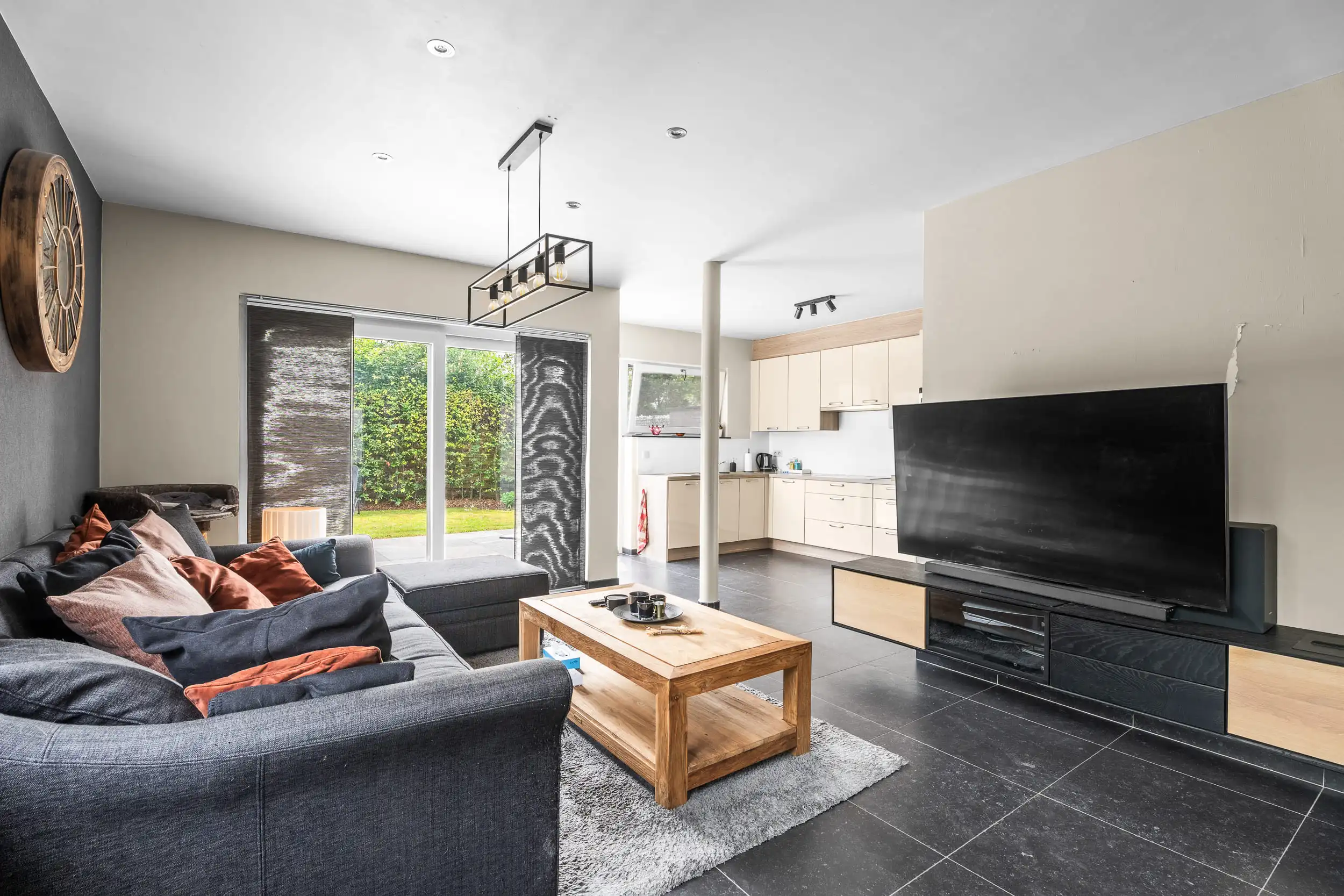 Instapklare halfopen bebouwing met 3 slaapkamers foto 2