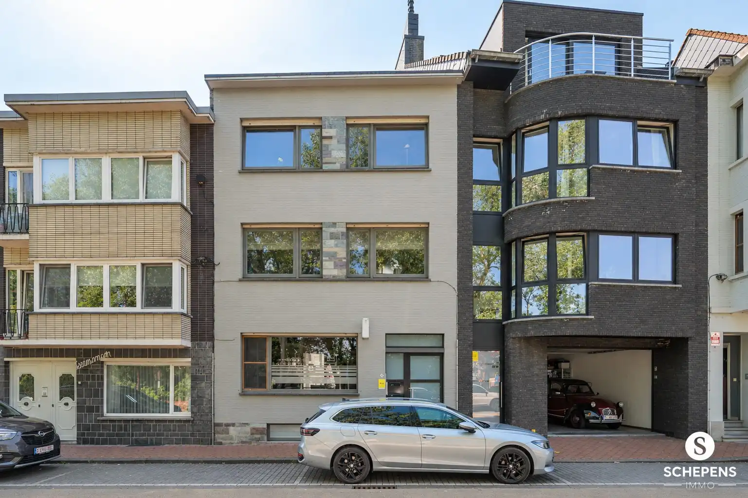 TE KOOP – Verhuurde B&B met 7 kamers én privé-woonst voor uitbaters in hartje De Haan. foto {{pictureIndex}}