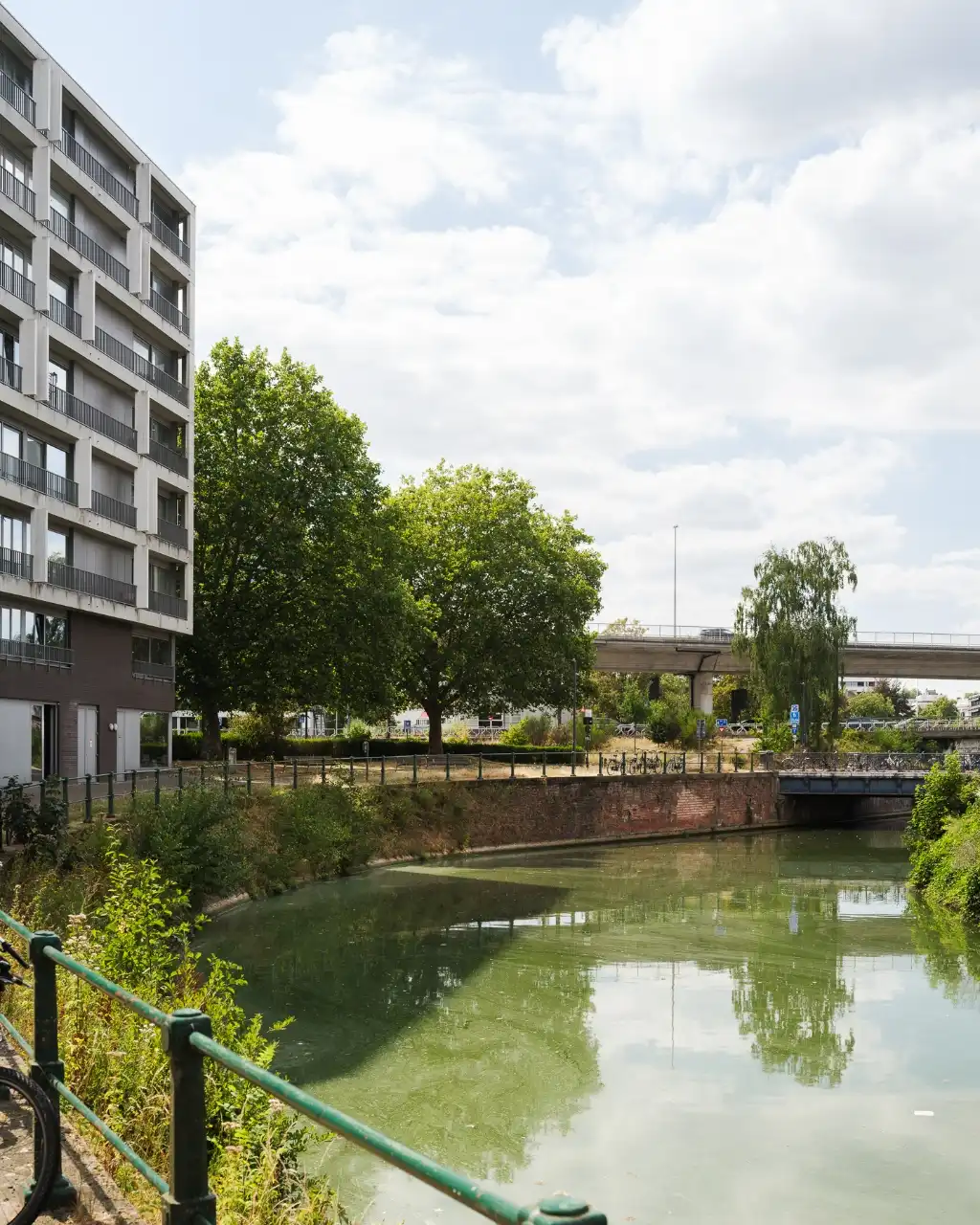 Ruim 3-slaapkamerappartement met zuidgericht terras en open zichten. foto 14