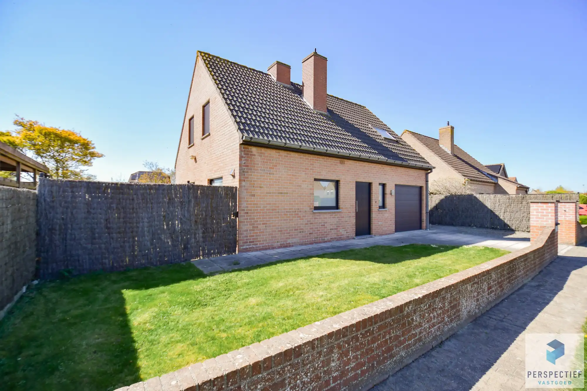 Centraal gelegen ruime woning met 3 slaapkamers - garage en grote tuin op 615 m² foto 2