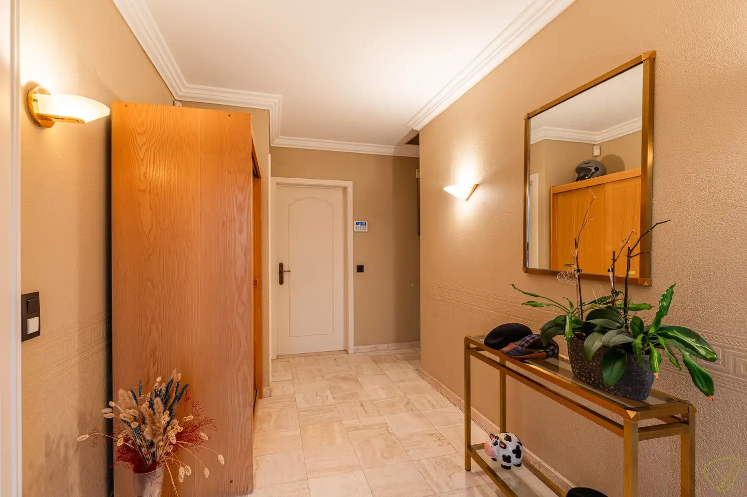 Kwalitatief afgewerkte woning met ruime woonoppervlaktes op een rustige ligging. foto 2