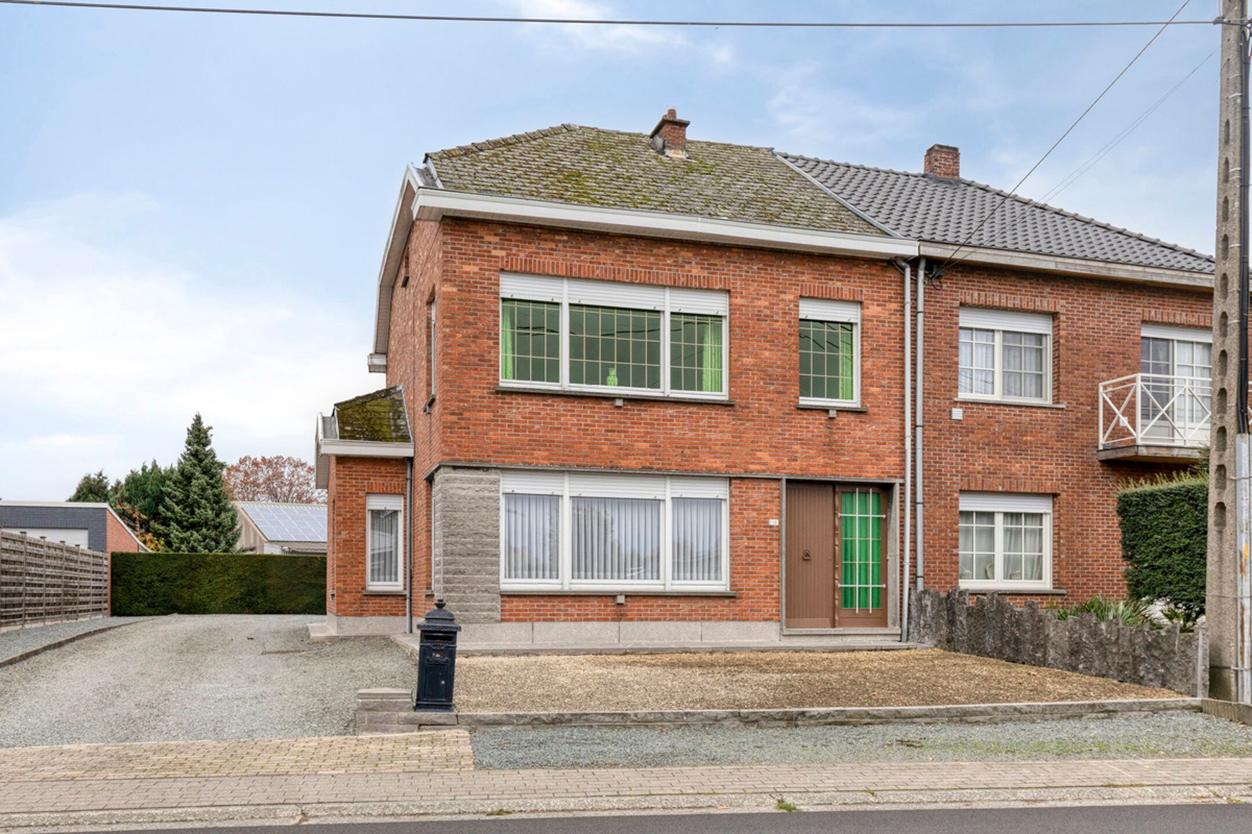 Solide en ruime te renoveren gezinswoning op toplocatie foto 3