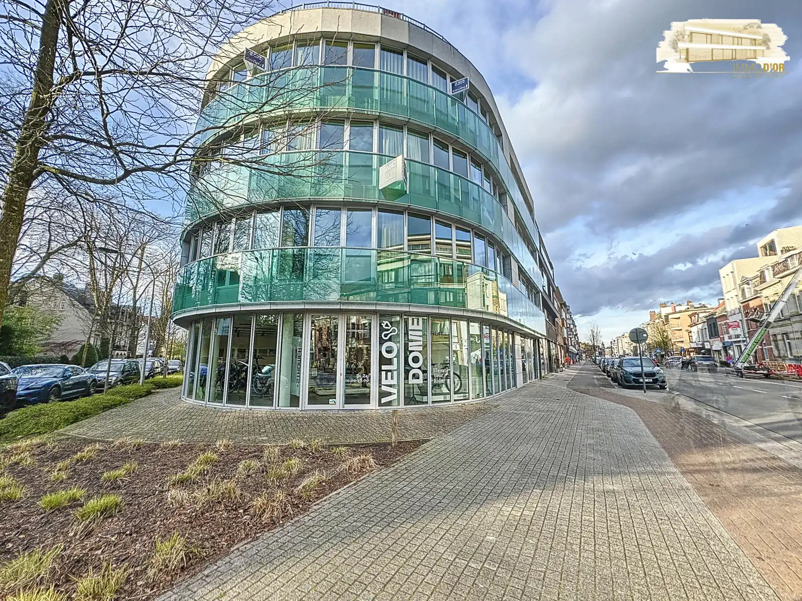 Zeer centraal gelegen ruime handelspand in hartje Brasschaat foto {{pictureIndex}}