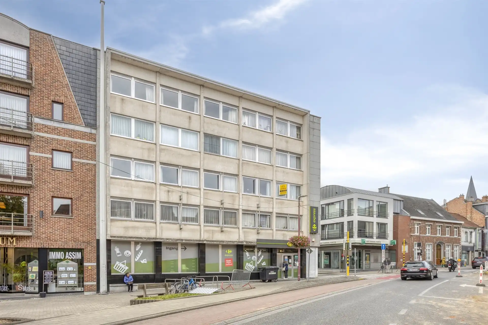 Zeer ruim, zonovergoten appartement met 3 slaapkamers! foto 2