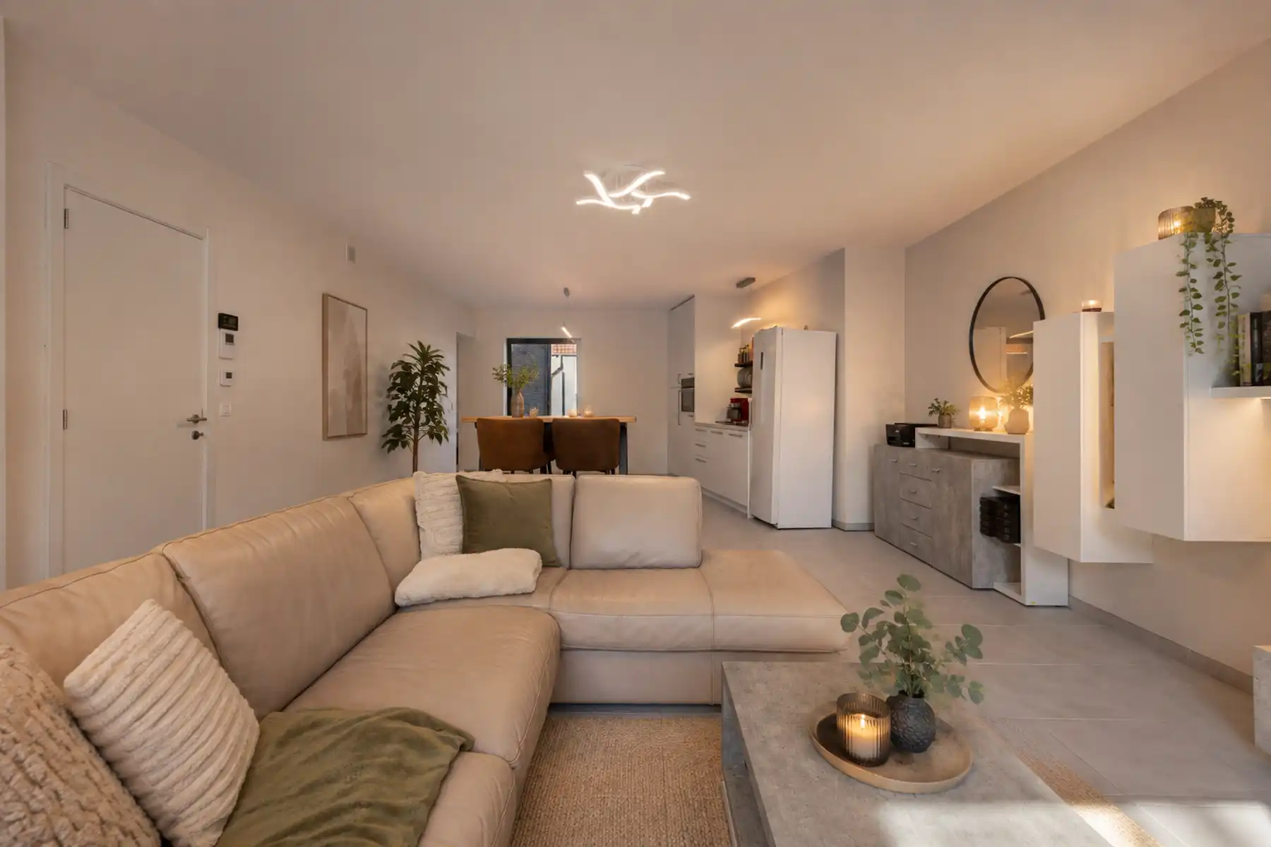 Lichtrijk appartement met ruim terras en parking foto 9