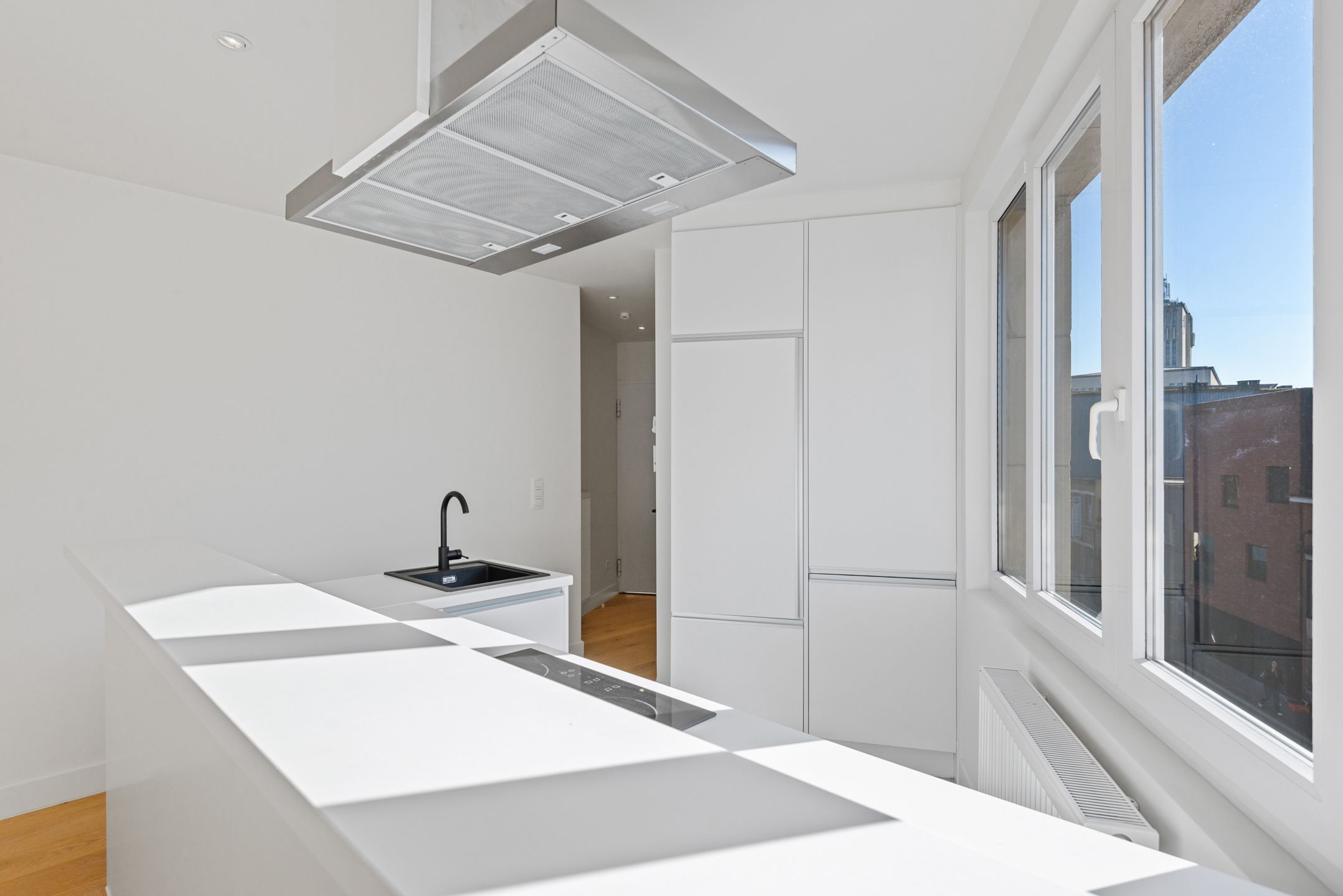 Volledig gerenoveerd 2 slaapkamer appartement met hoogwaardige materialen en veel lichtinval! foto 4