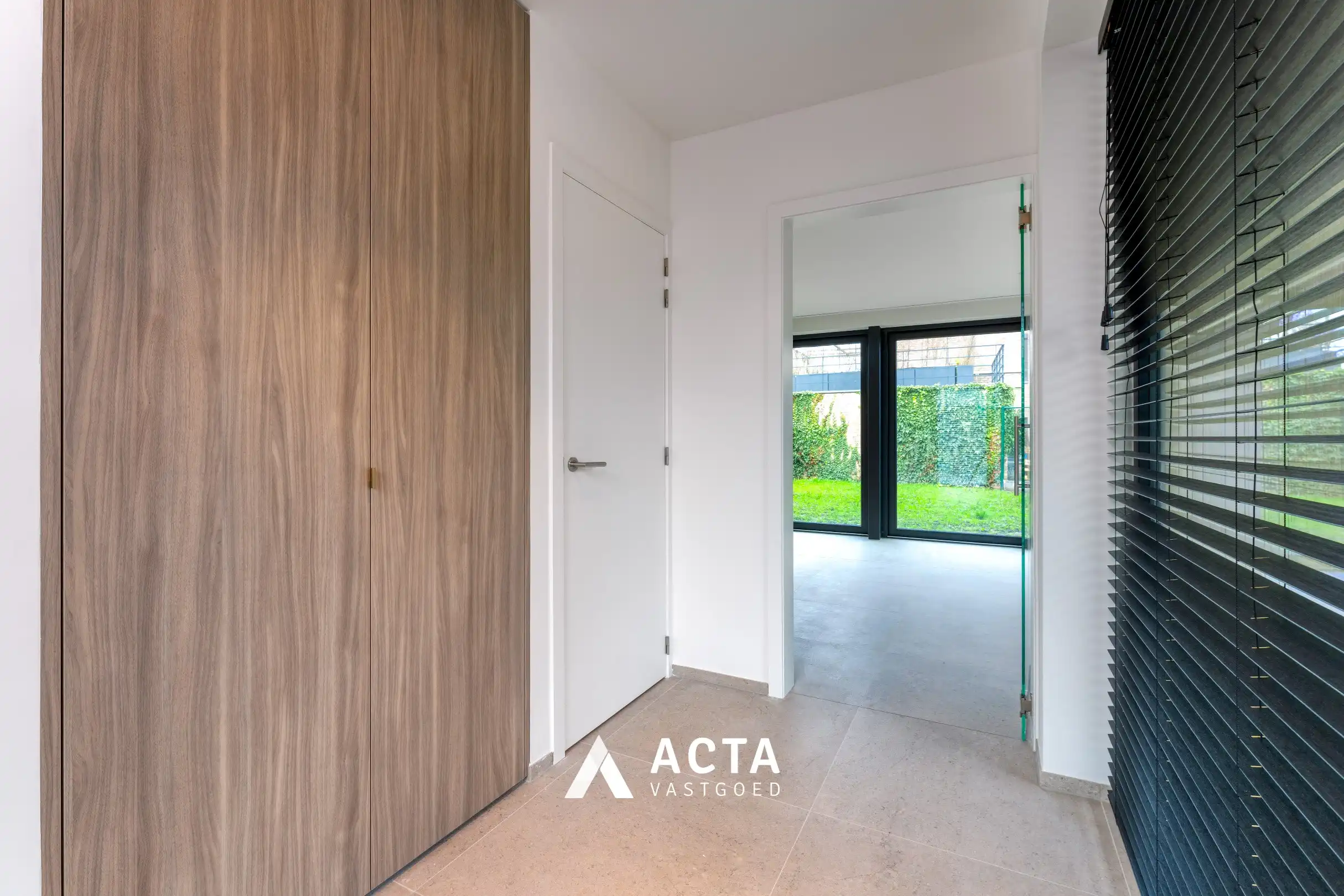 Nieuwbouwwoning met drie slaapkamers en tuin in hartje Mariakerke! foto 3