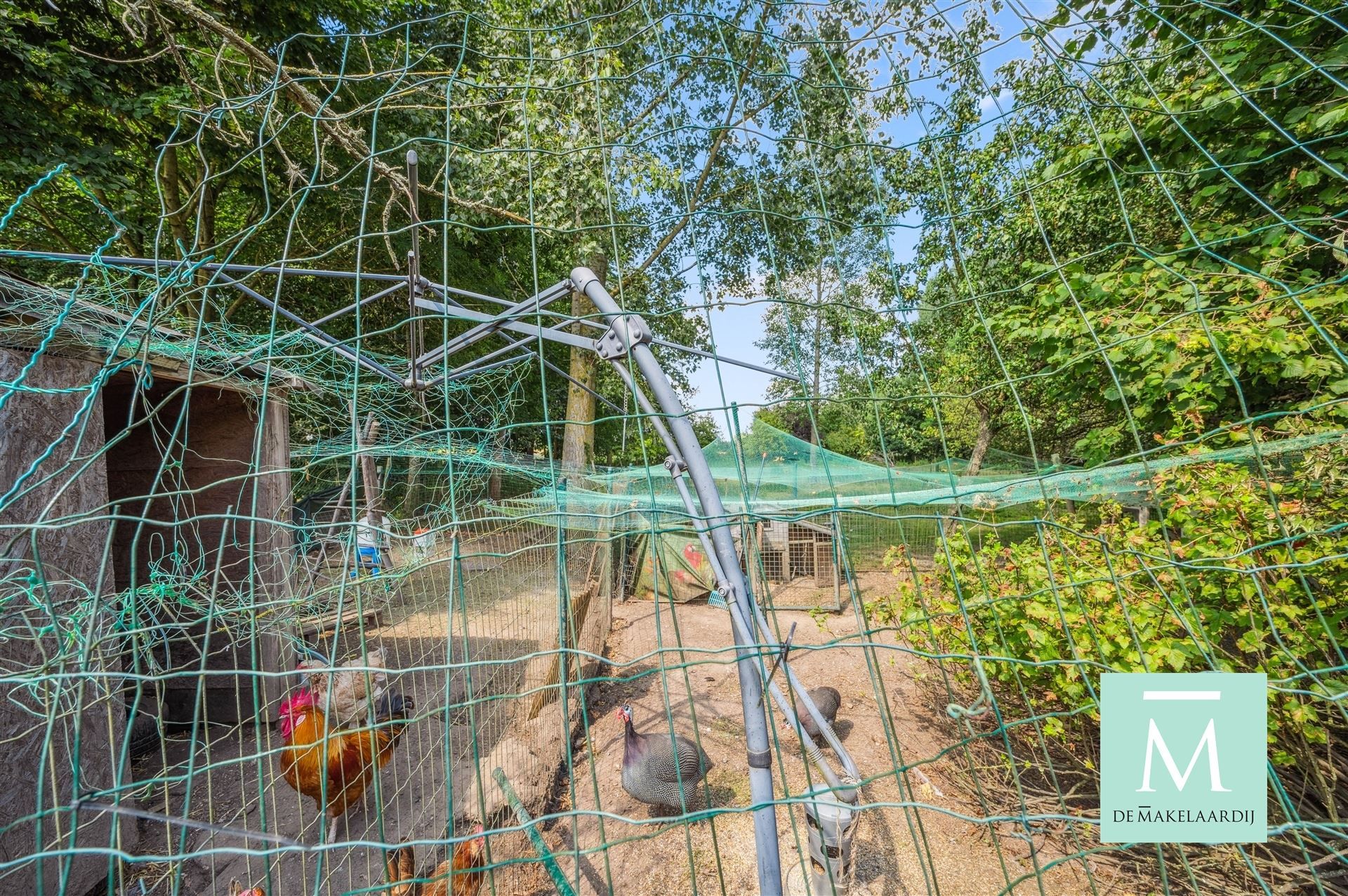 Ruime villa met aparte studio en prachtige tuin met zwembad foto 29