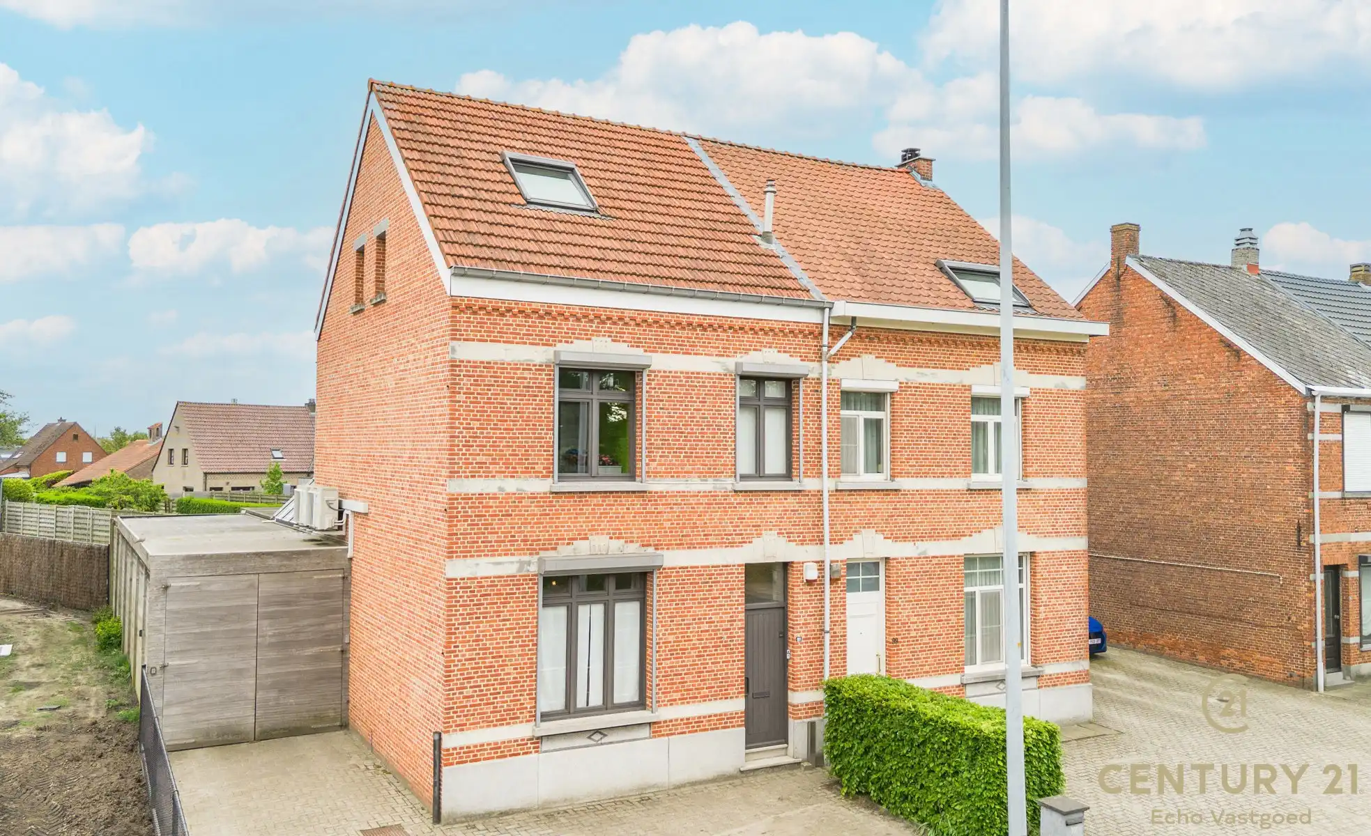 Verrassend ruime, onderhouden woning met zwembad en bijhuis. foto 2