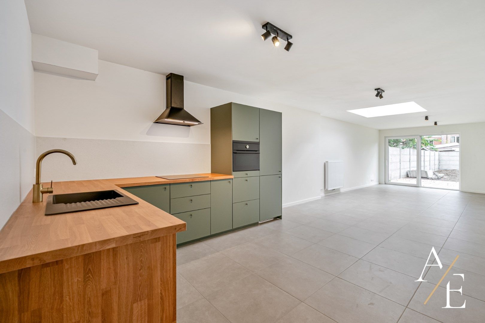 Totaal gerenoveerde energiezuinige woning met 3 slaapkamers en tuin foto {{pictureIndex}}