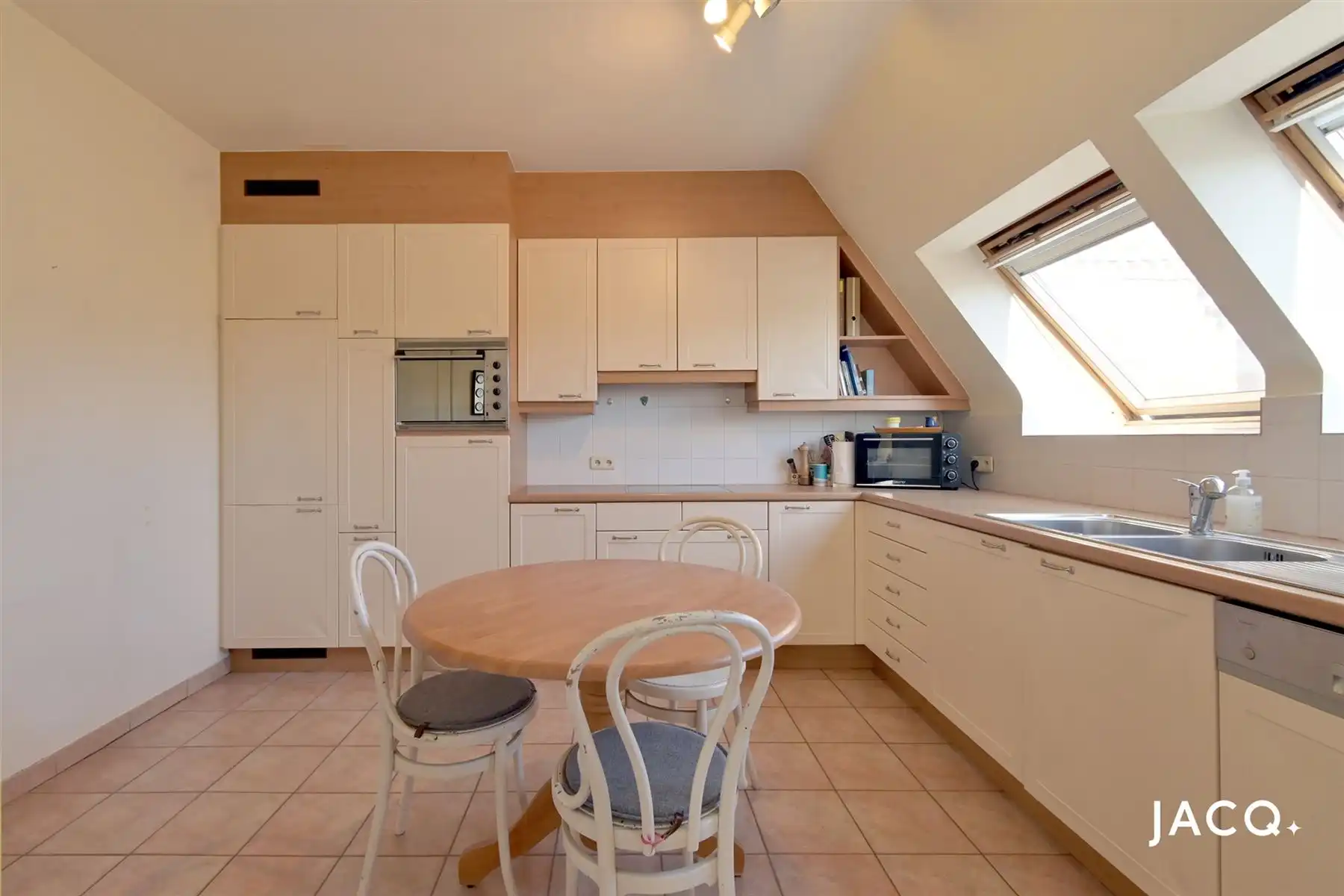 Instapklaar dakappartement met 2 à 3 slpk's, terras en mogelijk autostaanplaats! foto 10