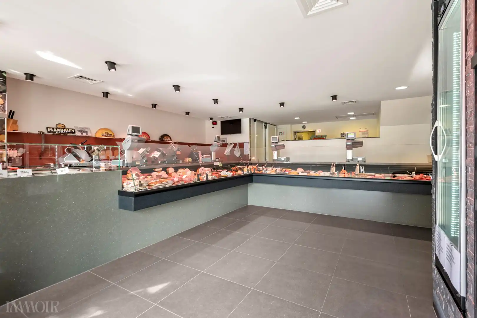 Veelzijdig commercieel pand met ruime woonst, terras en tuin. foto 2