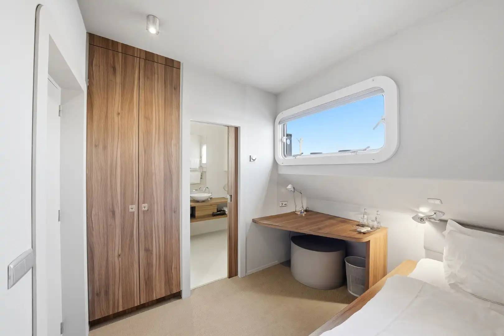 Unieke woonboot met B&B en vergunde ligplaats in Plassendale foto 23