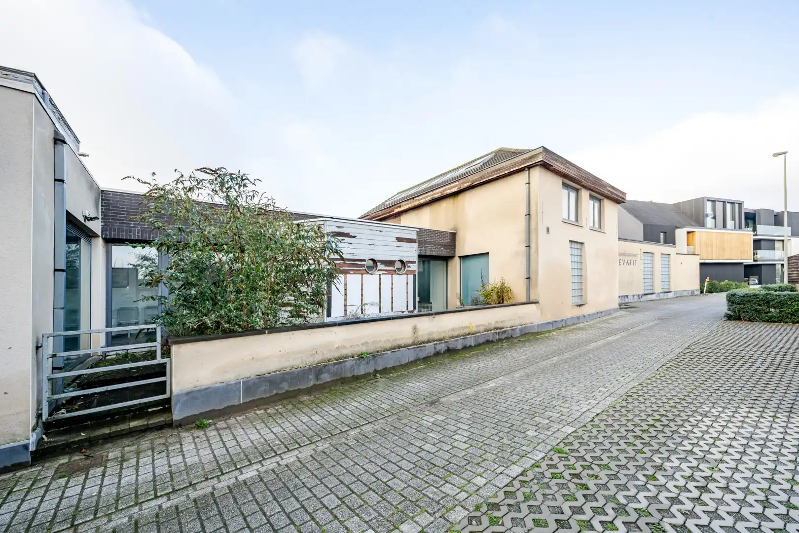 Ruim veelzijdig handelspand met woonst in hartje Kruisem foto 6