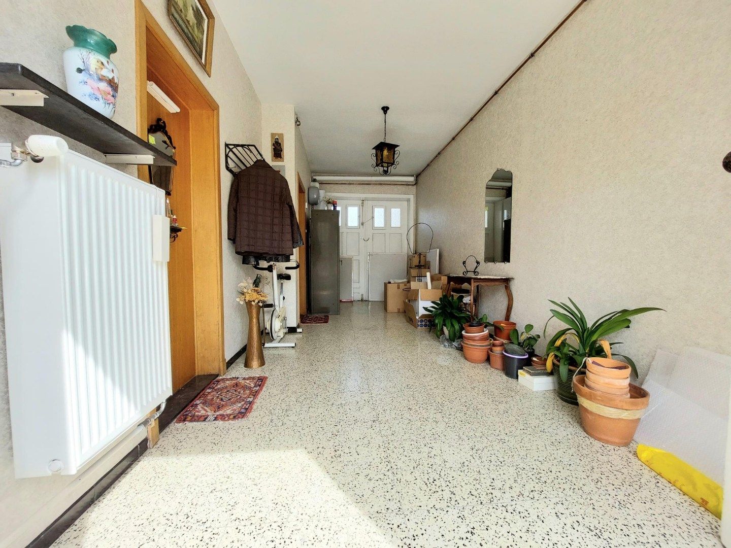 Ruime woning met garage en tuin foto 6