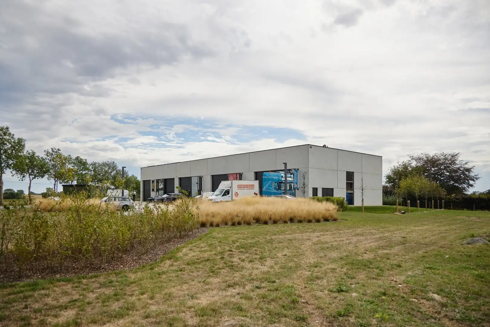 Goed gelegen KMO-unit te huur in Zwevezele foto 5