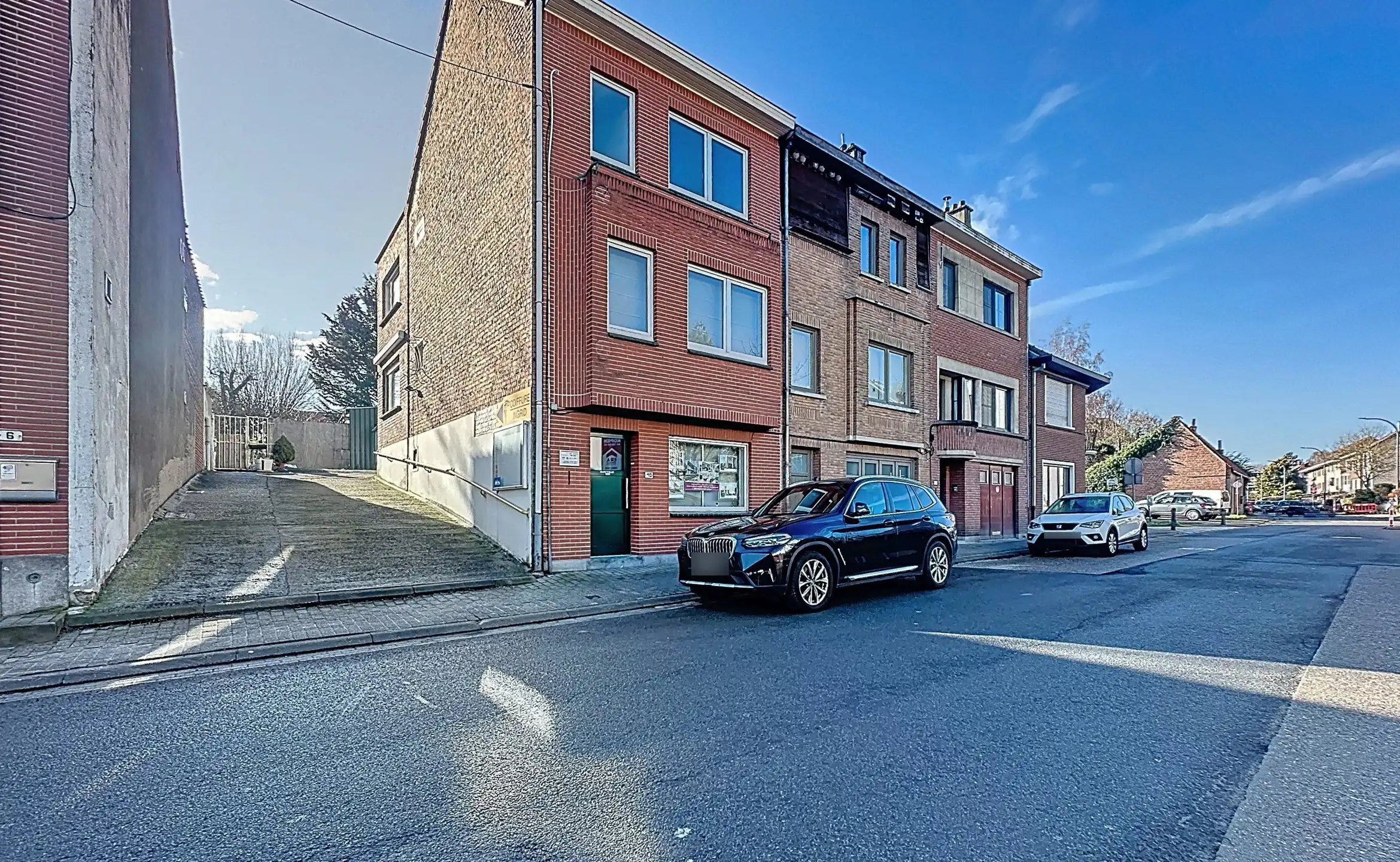 Hoofdfoto van de publicatie: Renovatieproject met potentieel: driegevelwoning met atelier, tuin en parking in hartje Wezembeek-Oppem.