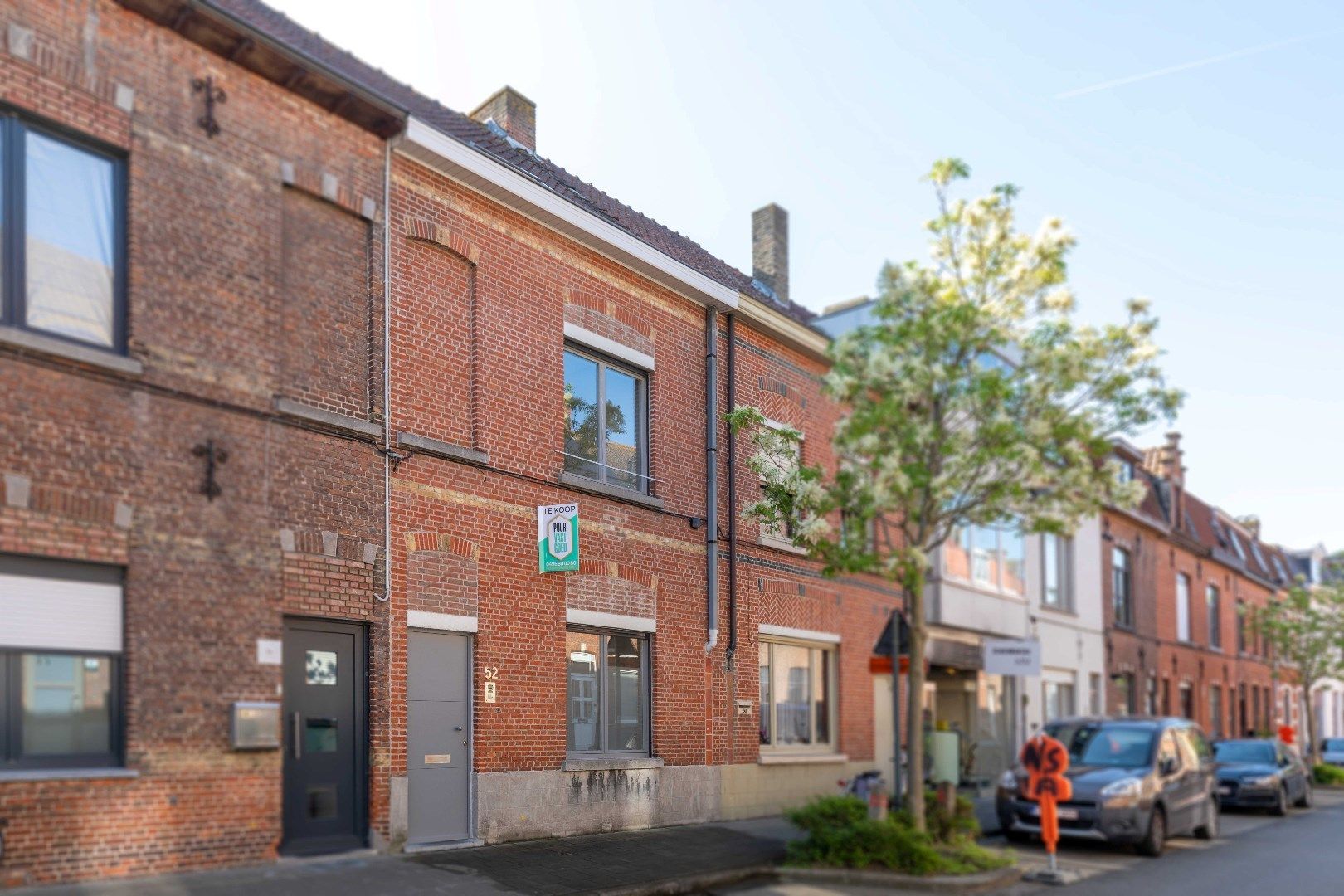 Centraal en rustig gelegen vernieuwde woning met groot zonneterras op enkele passen van de Katelijnepoort. foto {{pictureIndex}}
