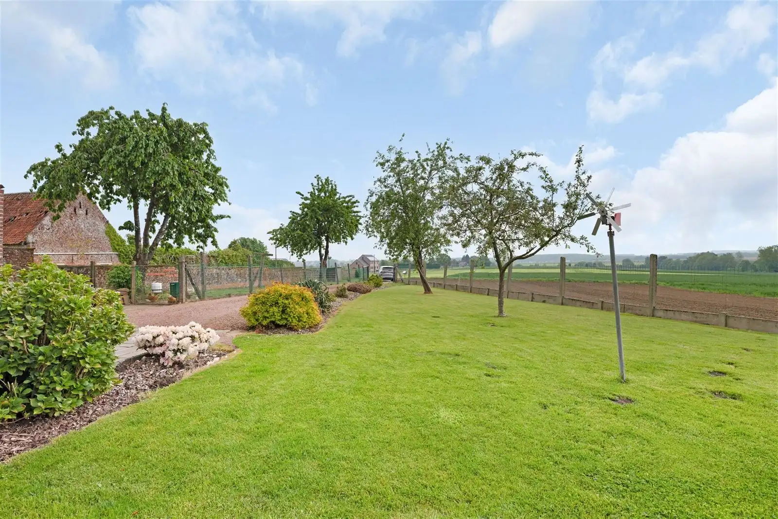 Allenstaande achterliggende te renoveren gezinswoning op 23are40 foto 5