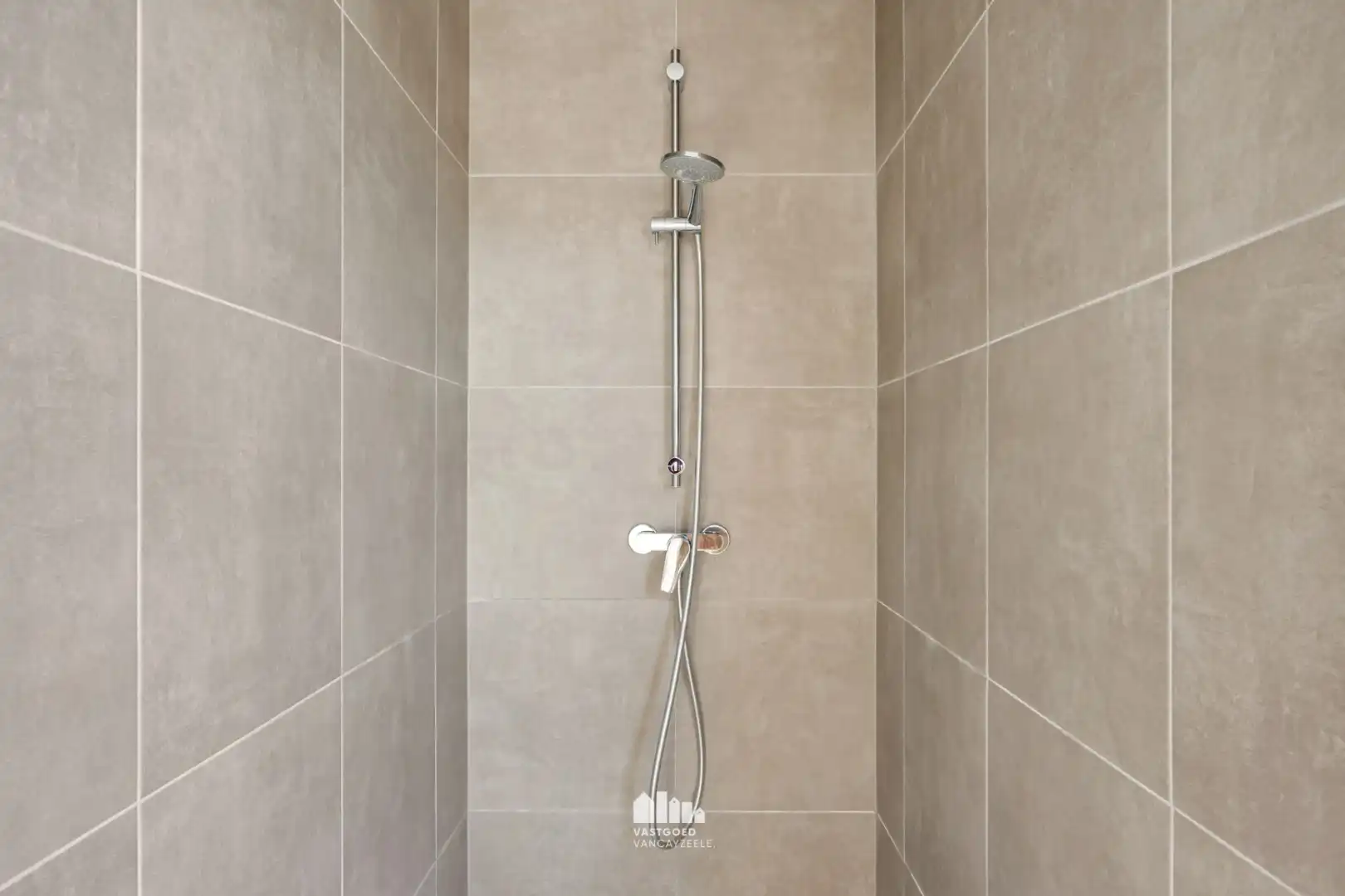 Recente nieuwbouwwoning (2020) met zonnige tuin, garage en uitweg foto 17