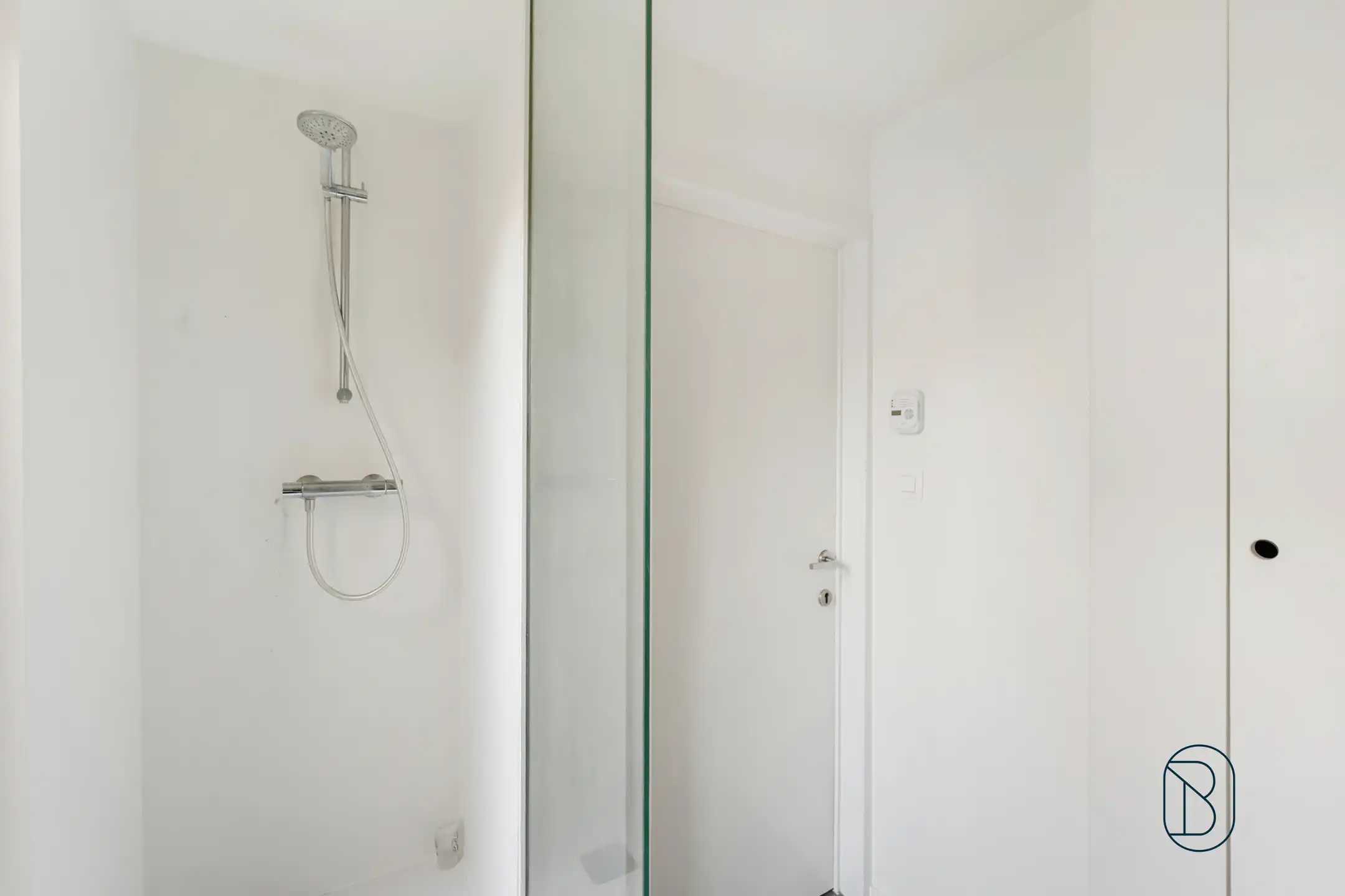 Handelspand + 2 gerenoveerde appartementen hartje Kortrijk foto 22