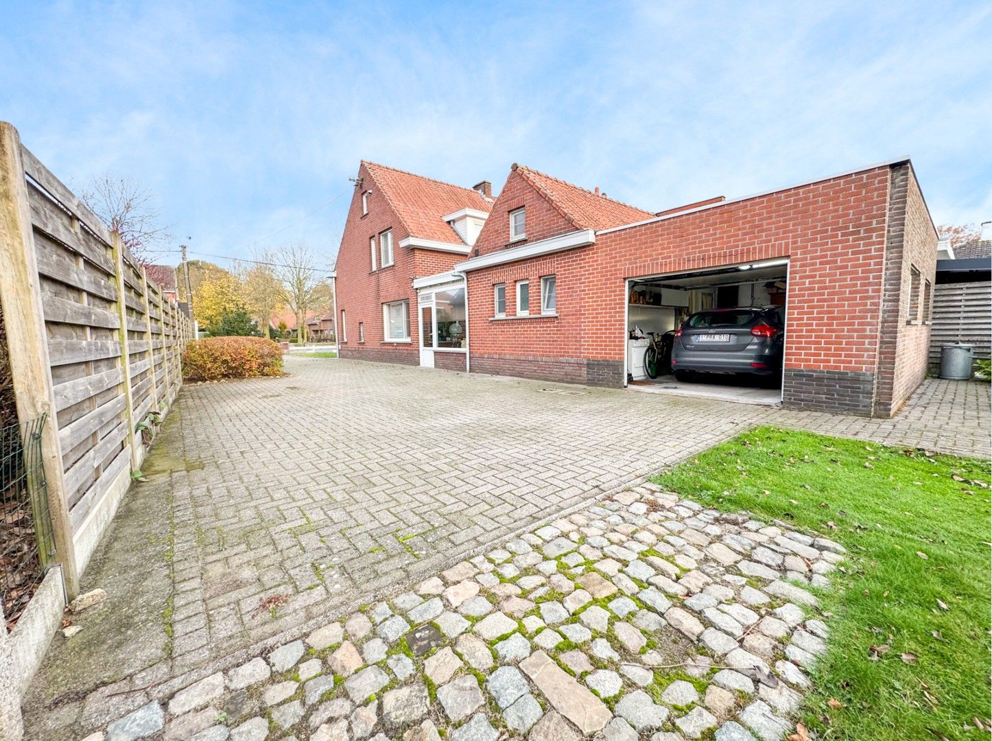 Charmante rustig gelegen woning met ruime tuin en garage! foto 2
