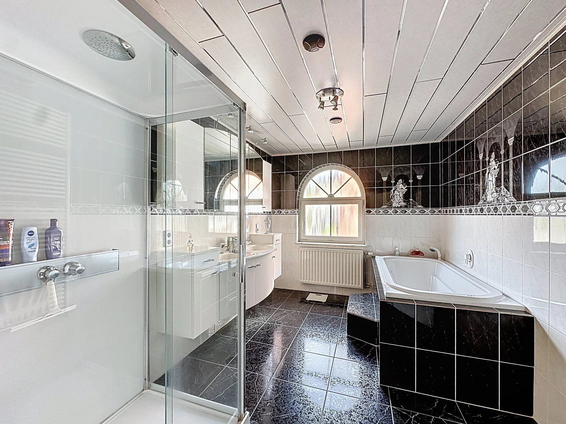 Mooie, vrijstaande woning gelegen op een perceelsgrootte van 9 are, met maar liefst 4 slaapkamers en een ruime dubbele garage. foto 17