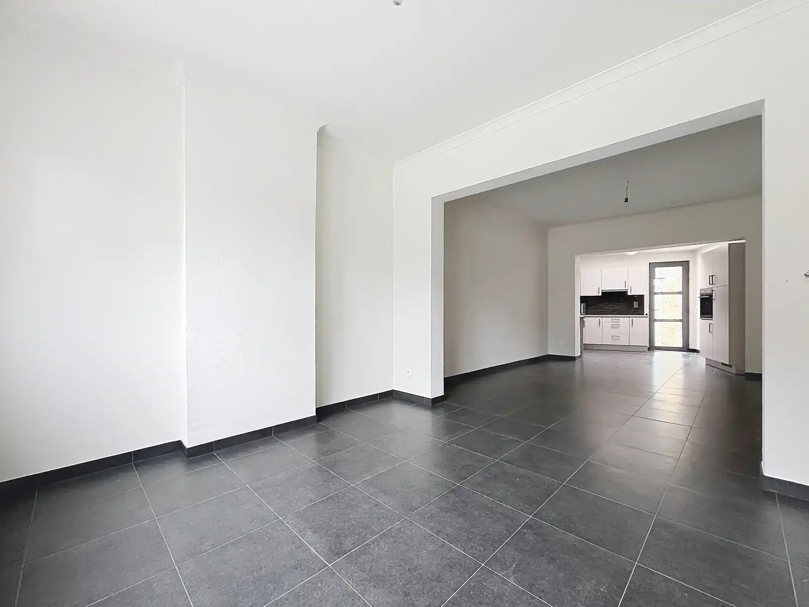 Rijwoning met 3 slpks en koer nabij het centrum foto 3