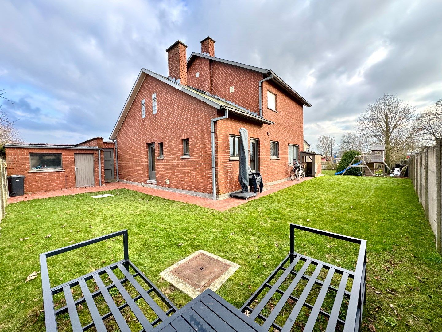ALLEENSTAANDE WONING MET 4 SLPKS, TUIN EN GARAGE foto 4