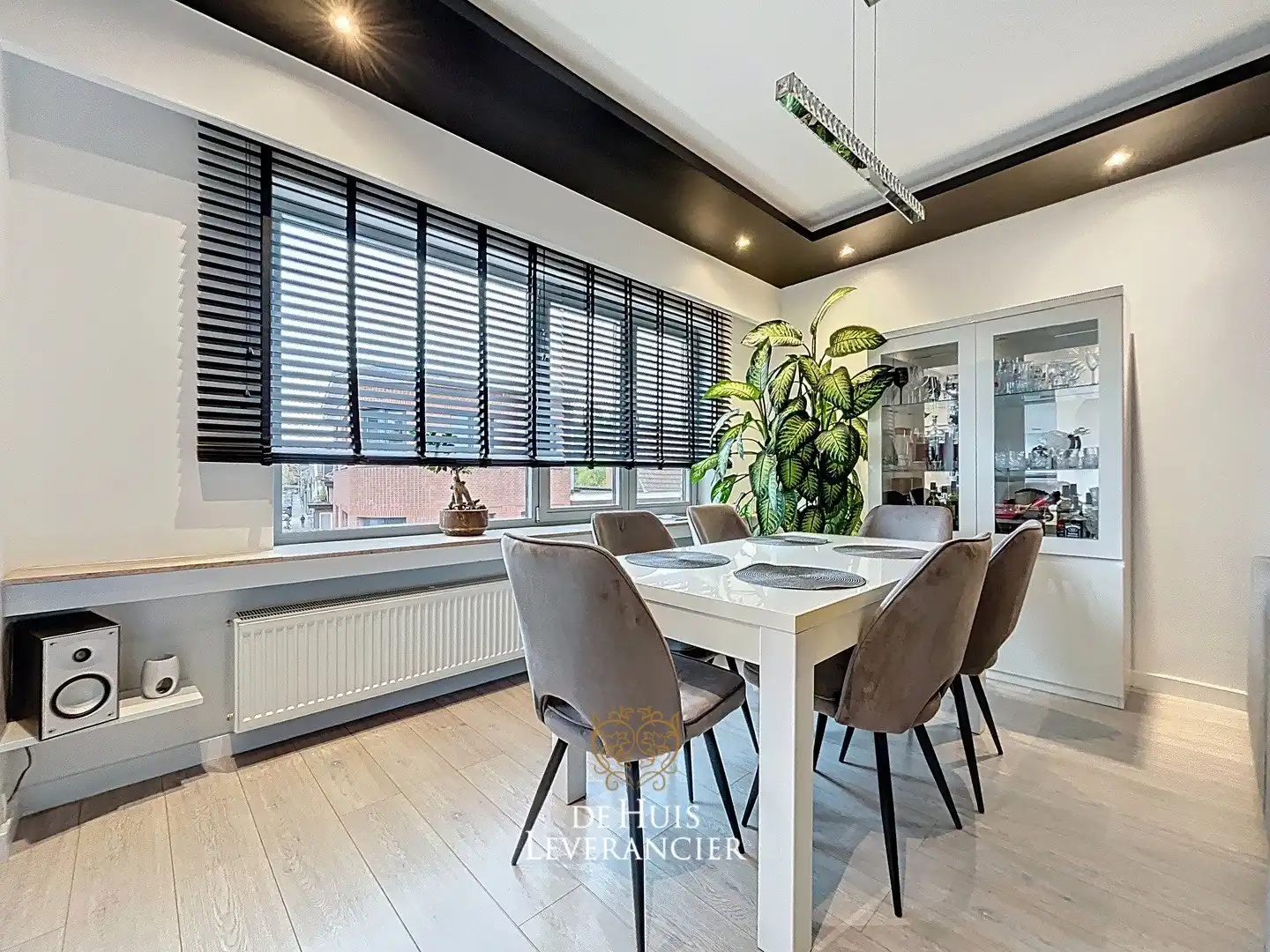 Trendy hi-tech appartement in hartje Edegem te koop foto {{pictureIndex}}